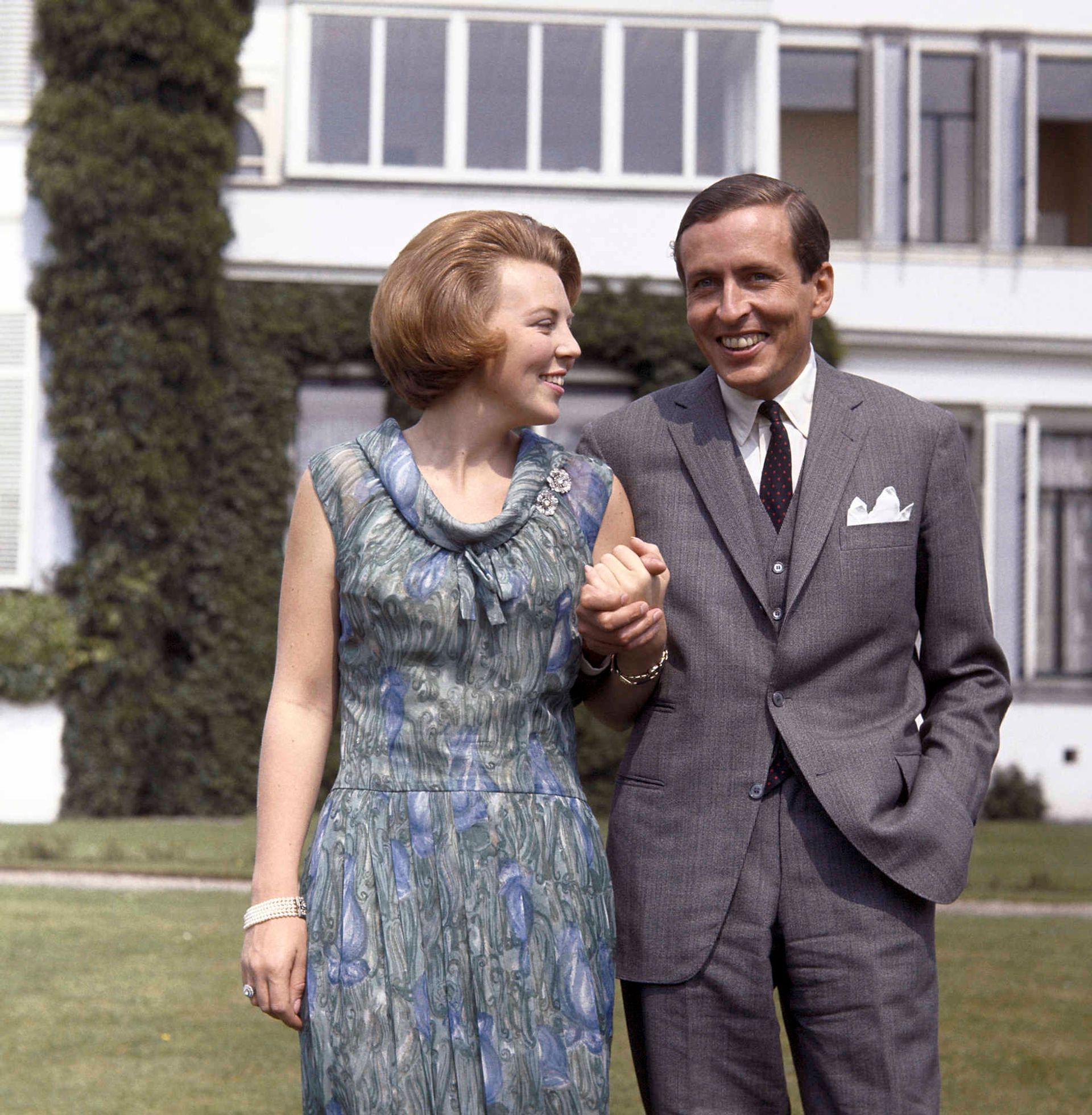 1965-Prinses-Beatrix-stelt-haar-verloofde-Claus-von-Amsberg-voor-in-de-tuin-van-paleis-Soestdijk.jpg
