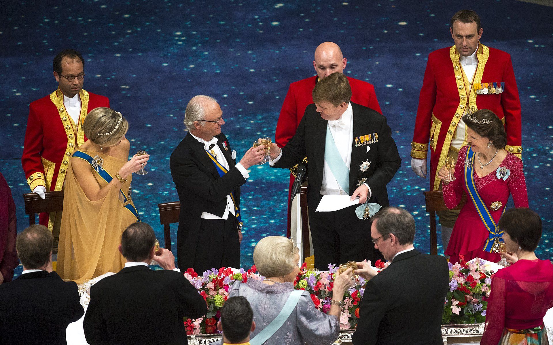 2014: het Zweedse en Nederlandse koningspaar proosten op het banket in het Paleis op de Dam. Het Zweedse koningspaar komt de 400e verjaardag van de Zweeds-Nederlandse diplomatieke betrekkingen vieren.