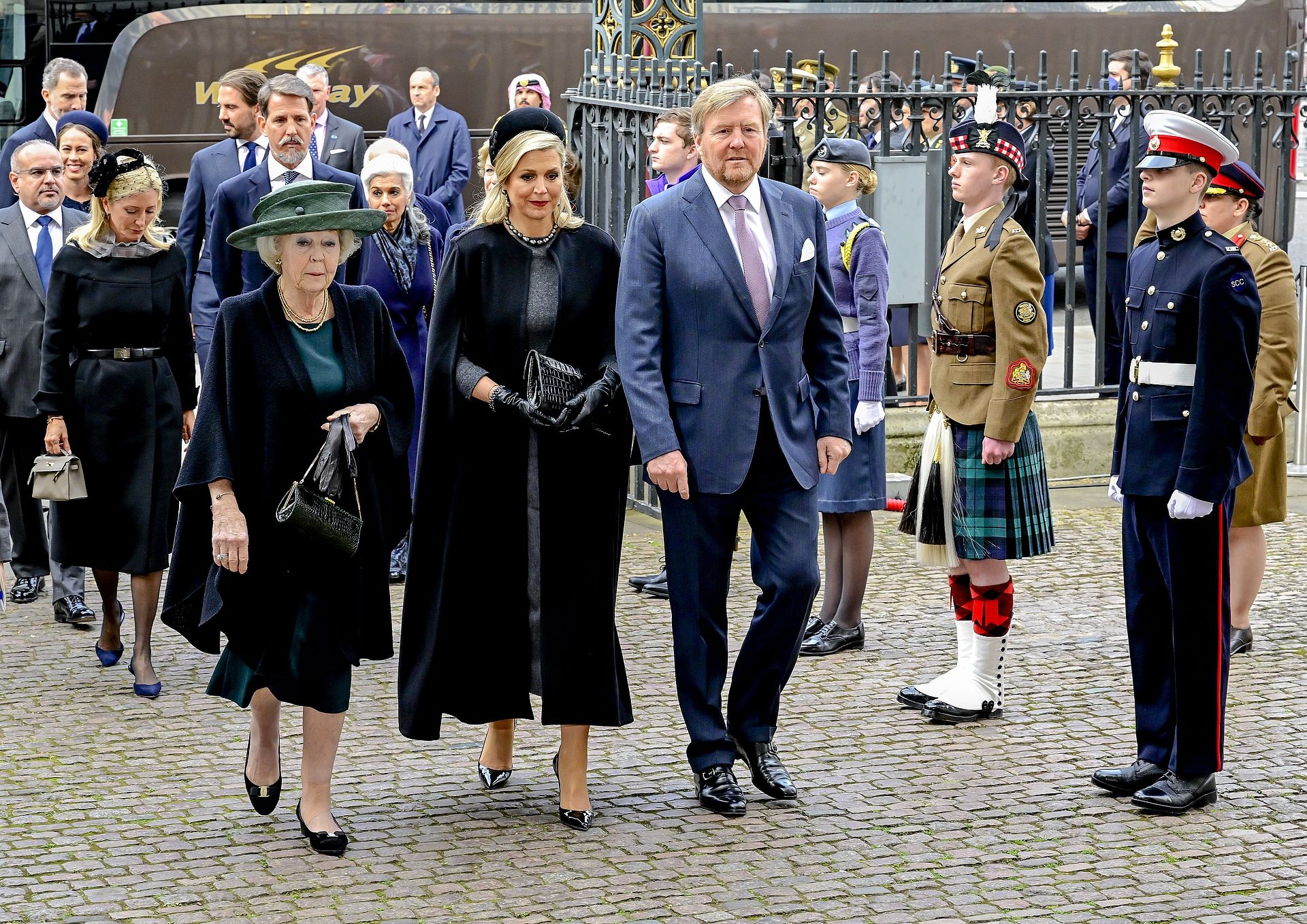 Prinses Beatrix, koningin Máxima en koning Willem-Alexander.