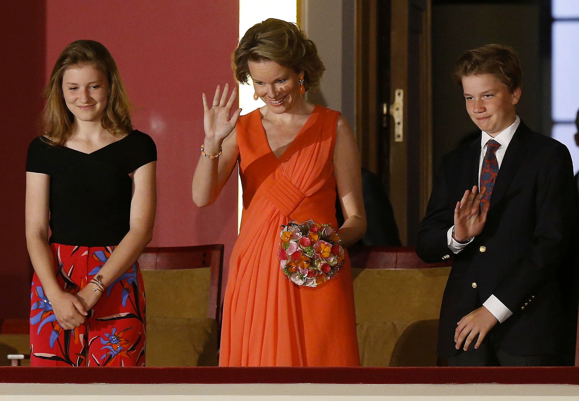 2018: Prinses Elisabeth, koningin Mathilde en prins Gabriël zwaaien naar het publiek in het Paleis