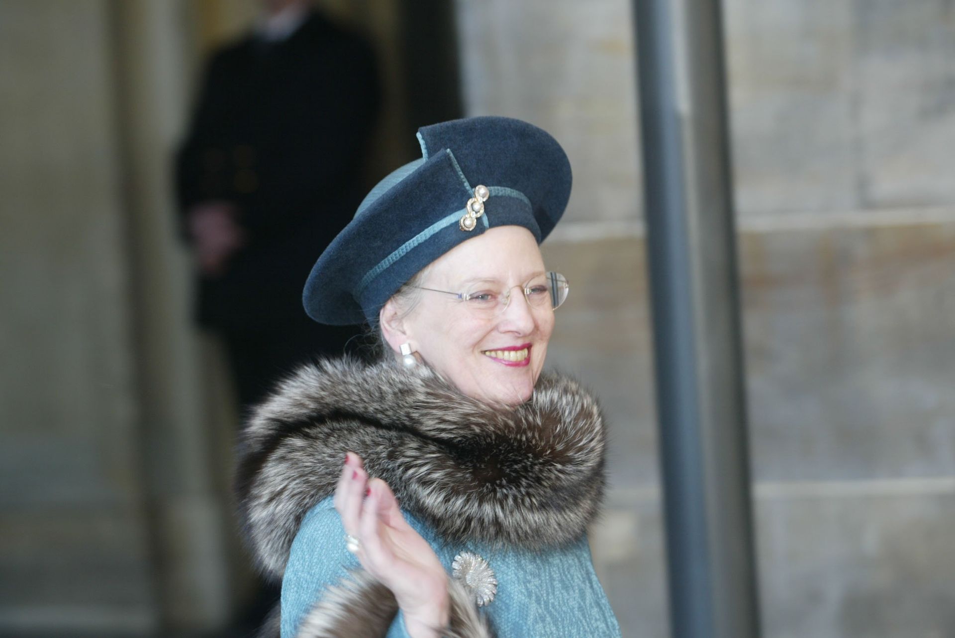 2 februari 2002: koningin Margrethe arriveert in Amsterdam voor het huwelijk van haar petekind