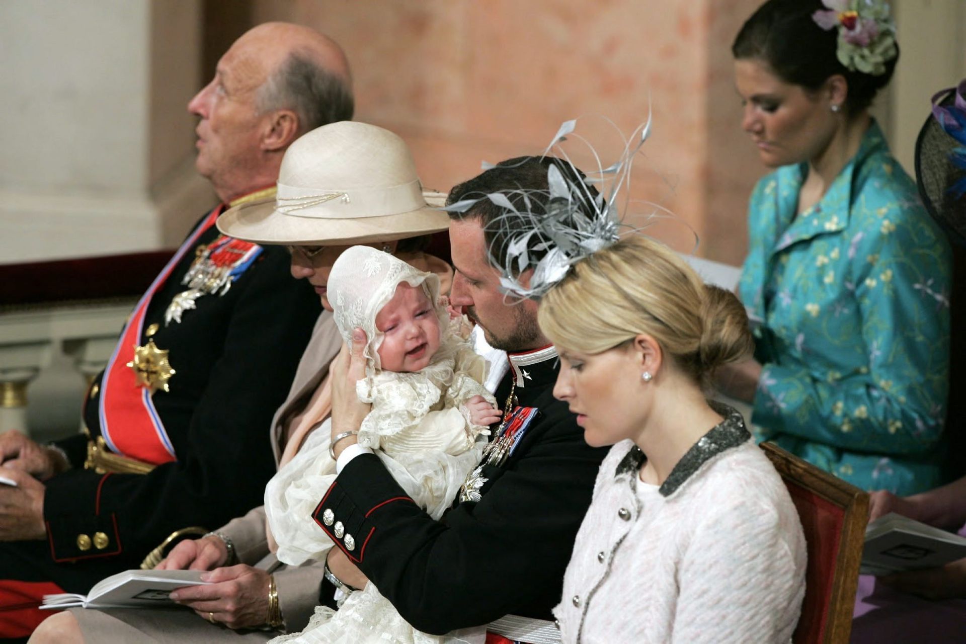 Prinses Ingrid Alexandra wordt in april 2004 gedoopt in de Koninklijke Paleiskapel in Oslo.