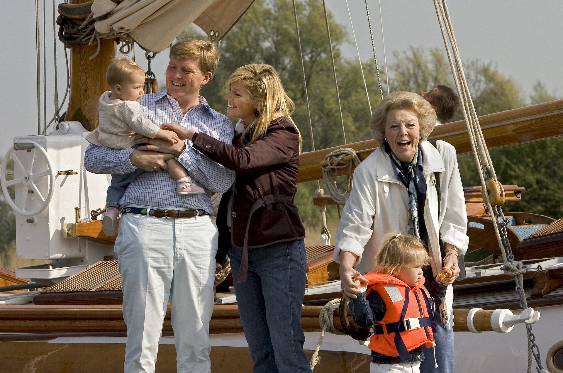 Prinses Beatrix in 2006 met Willem-Alexander, Máxima en Amalia en Alexia voordat zij in de haven van