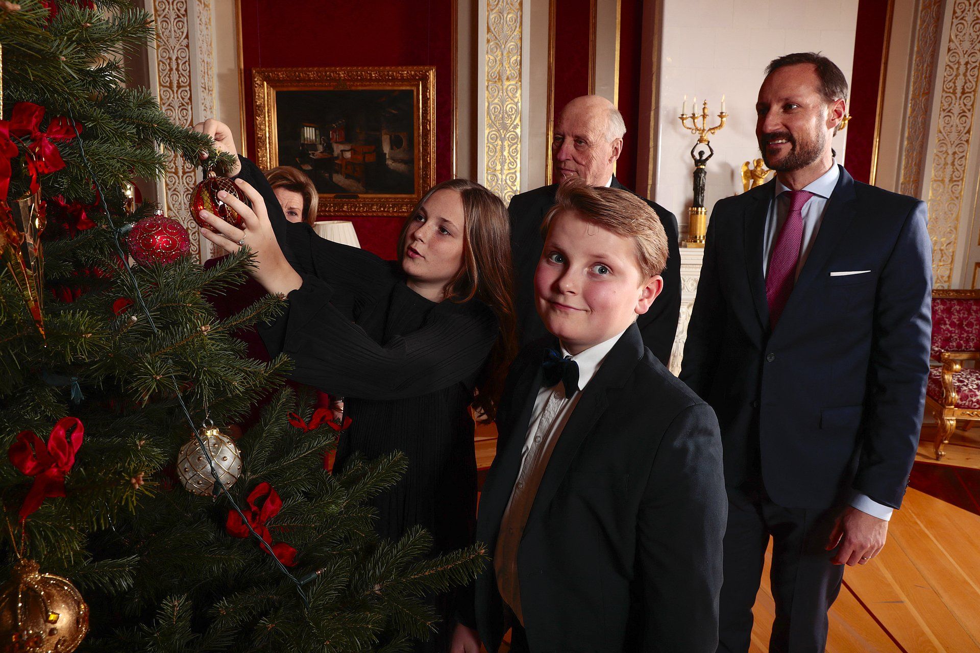 2017: Ingrid Alexandra en Sverre Magnus versieren de kerstboom van het koninklijk paleis in Oslo