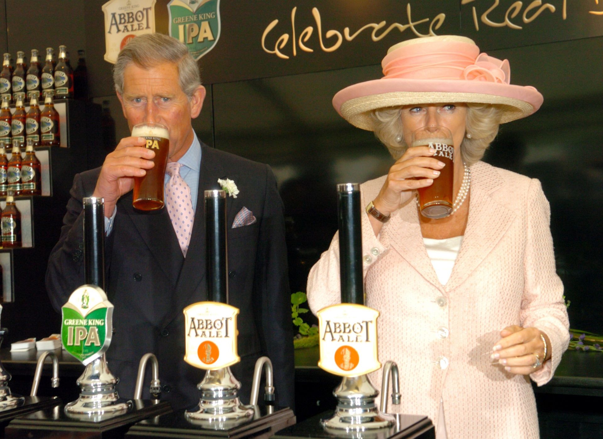 Charles en Camilla drinken biertje