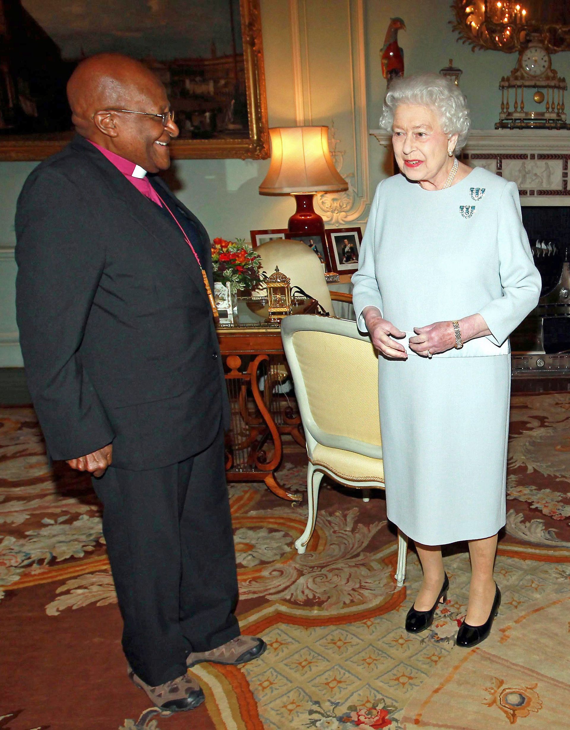 Desmond Tutu en koningin Elizabeth tijdens een ontmoeting op Buckingham Palace in 2013.