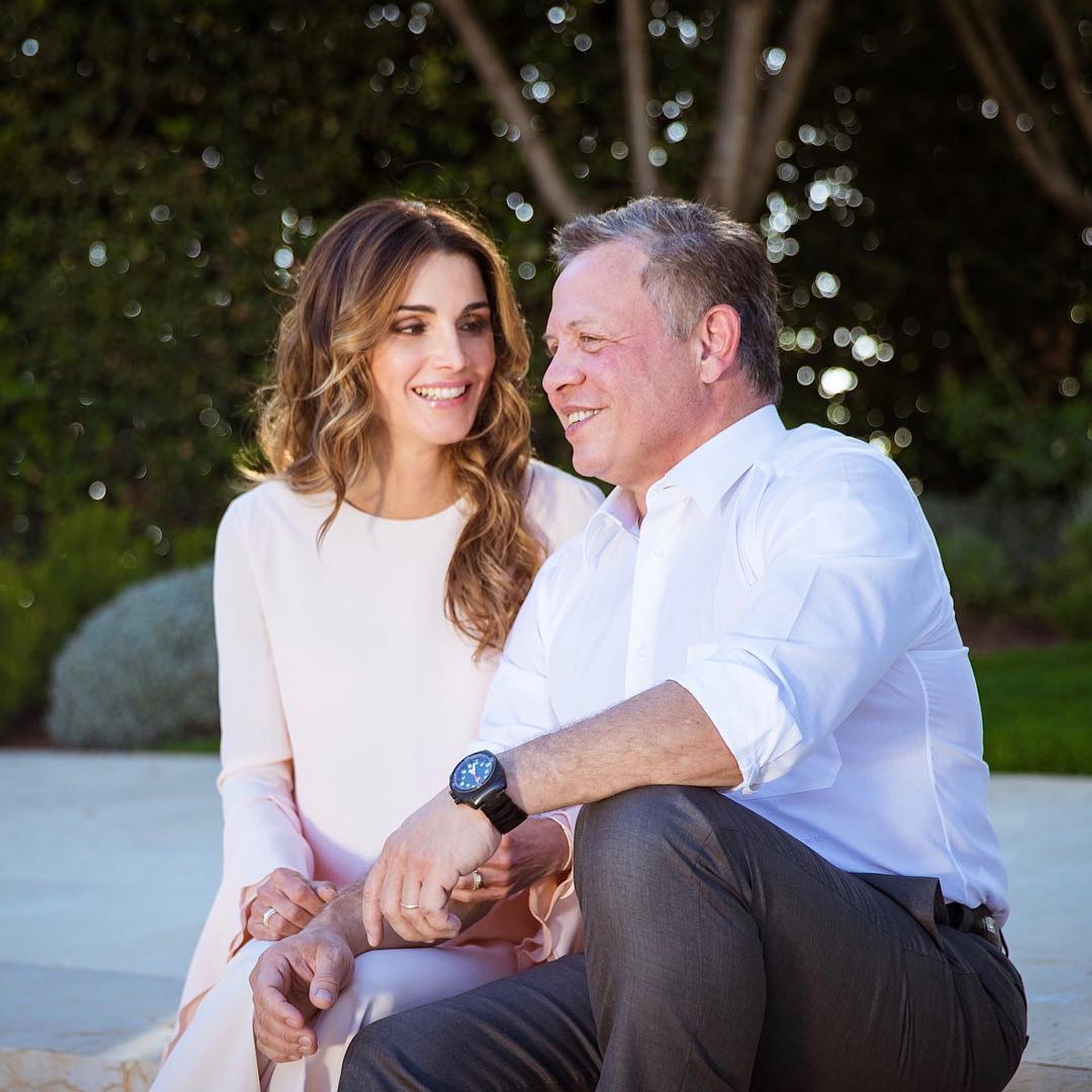 Koningin Rania deelt geregeld een kiekje van manlief op haar Instagram-account. De twee zijn samen sinds 1993 en trouwden binnen een jaar met elkaar!