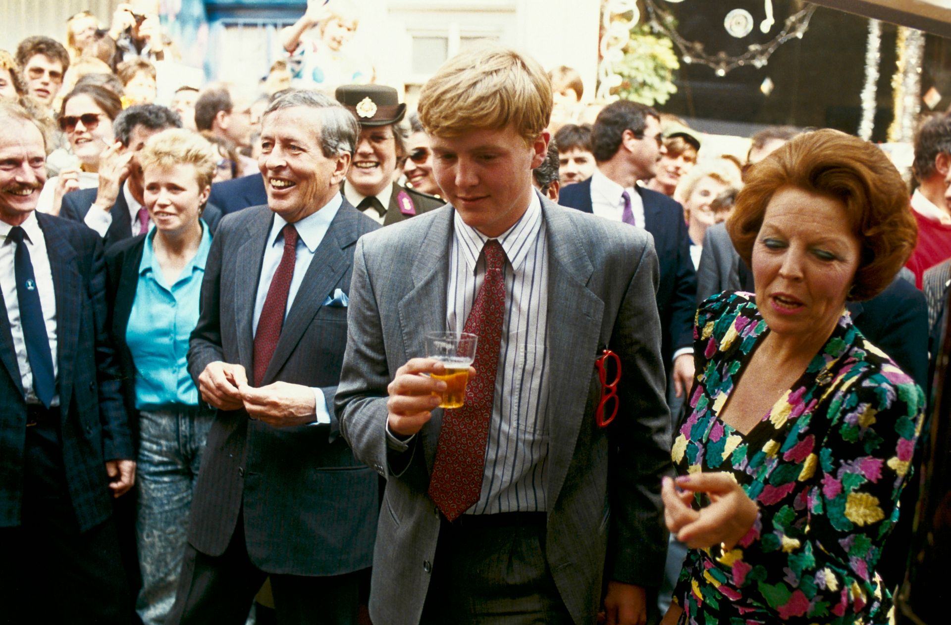 Op Koninginnedag 1988 brengt de koninklijke familie een verrassingsbezoek aan de Amsterdamse