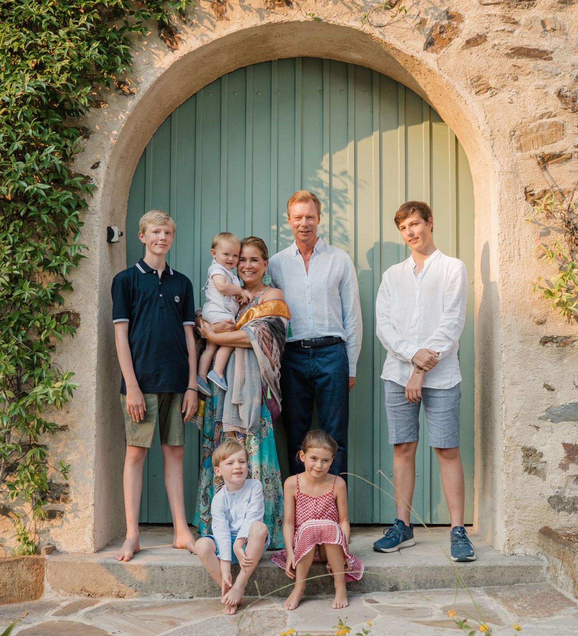 Groothertog Henri en echtgenote Maria Teresa met hun vijf kleinkinderen: Gabriel, Noah, Amalia, Liam en Charles.