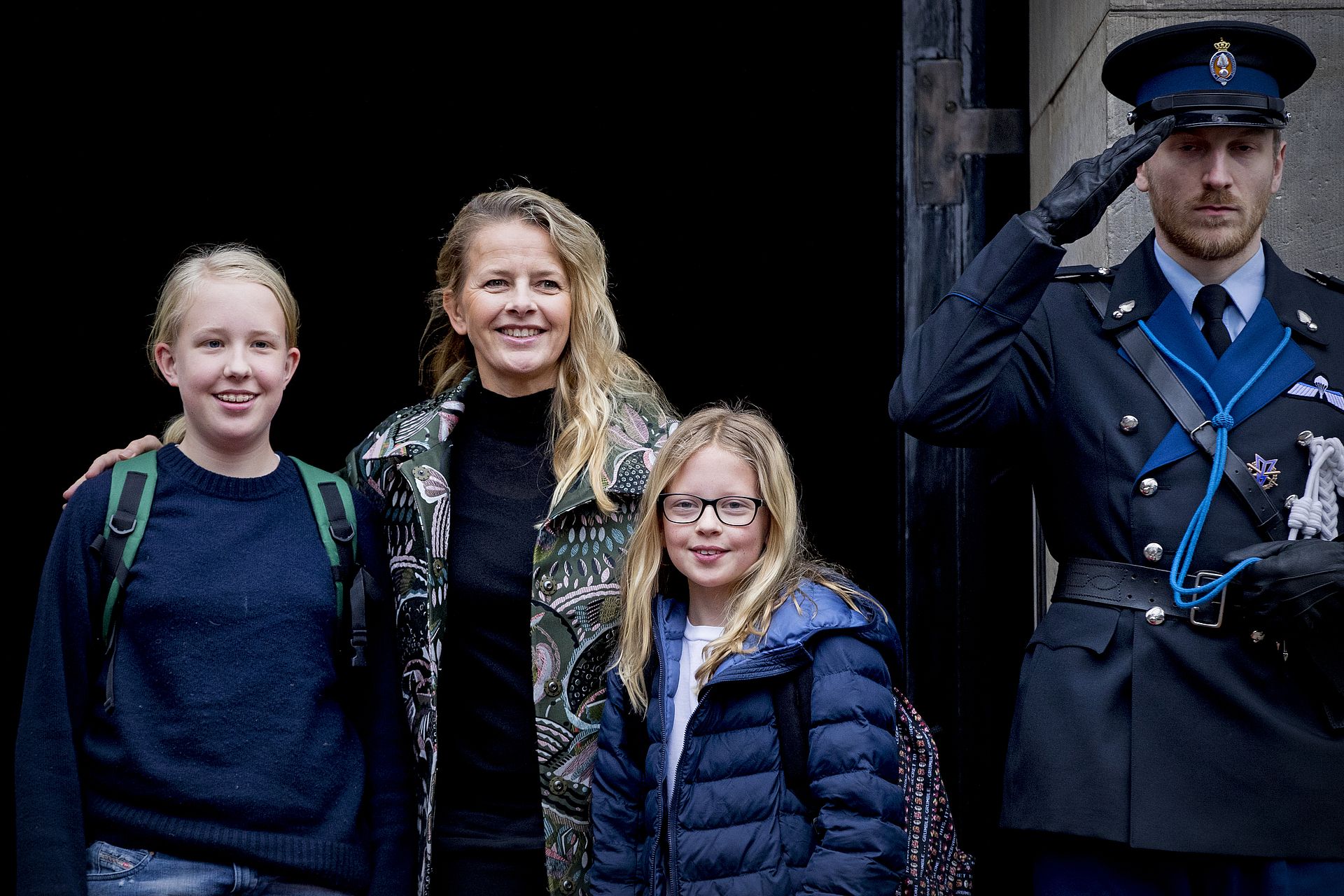 Prinses Mabel met haar dochters Luana en Zaria voor de verjaardag van prinses Beatrix in 2018.