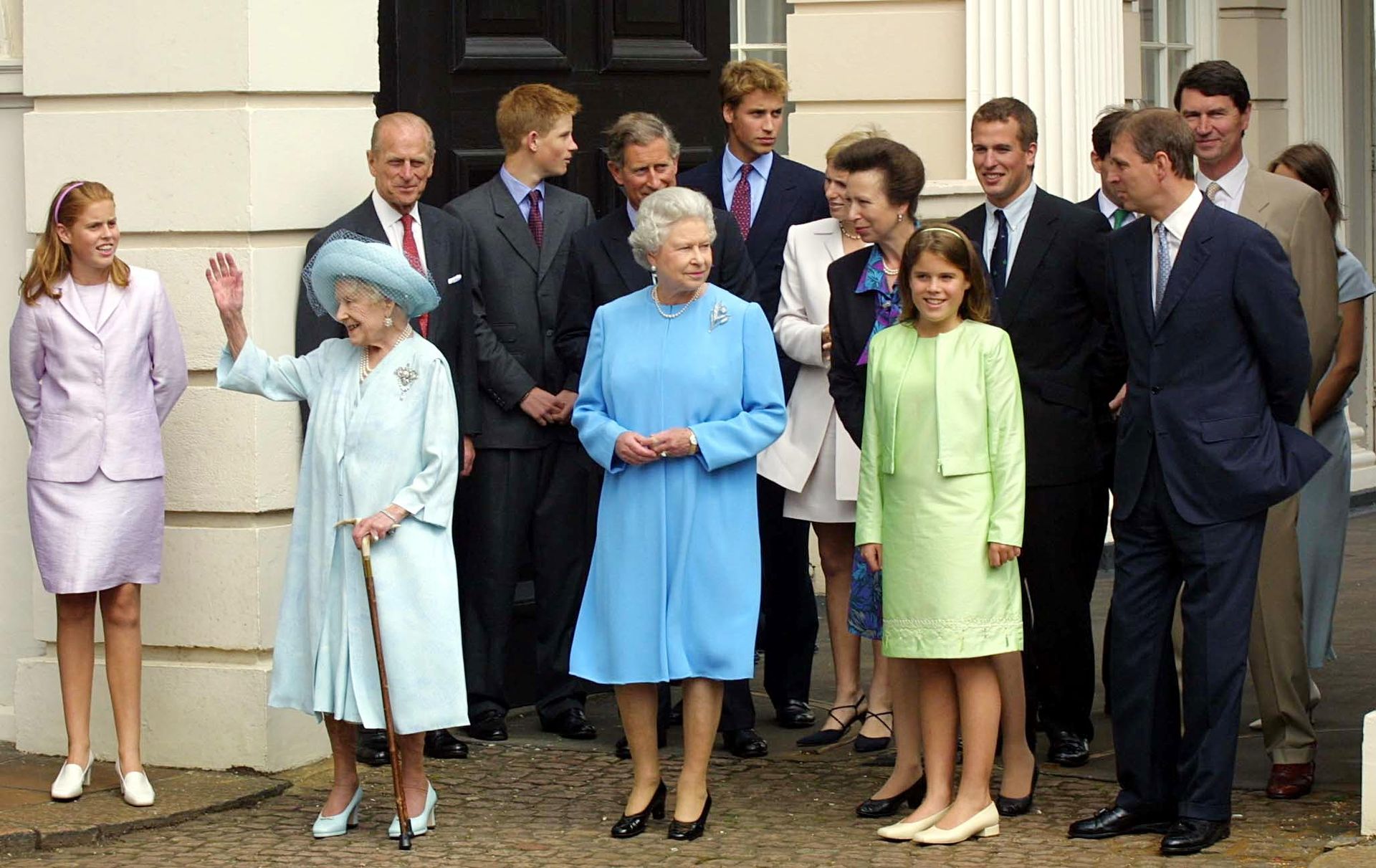 Eugenie met de rest van de koninklijke familie op de 101e verjaardag van de Queen Mum, in 2001.