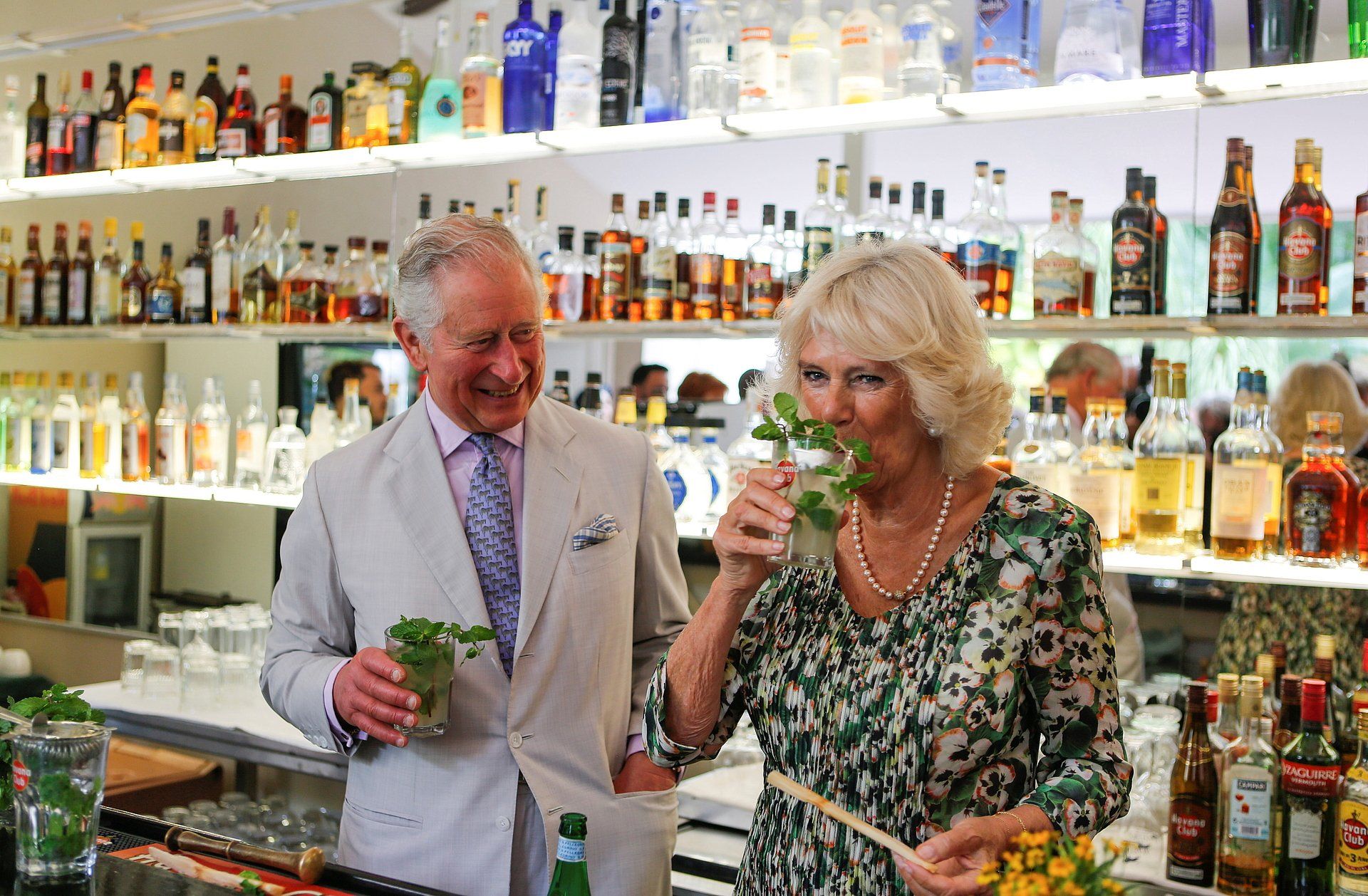 Charles en Camilla drinken mojito in Cuba