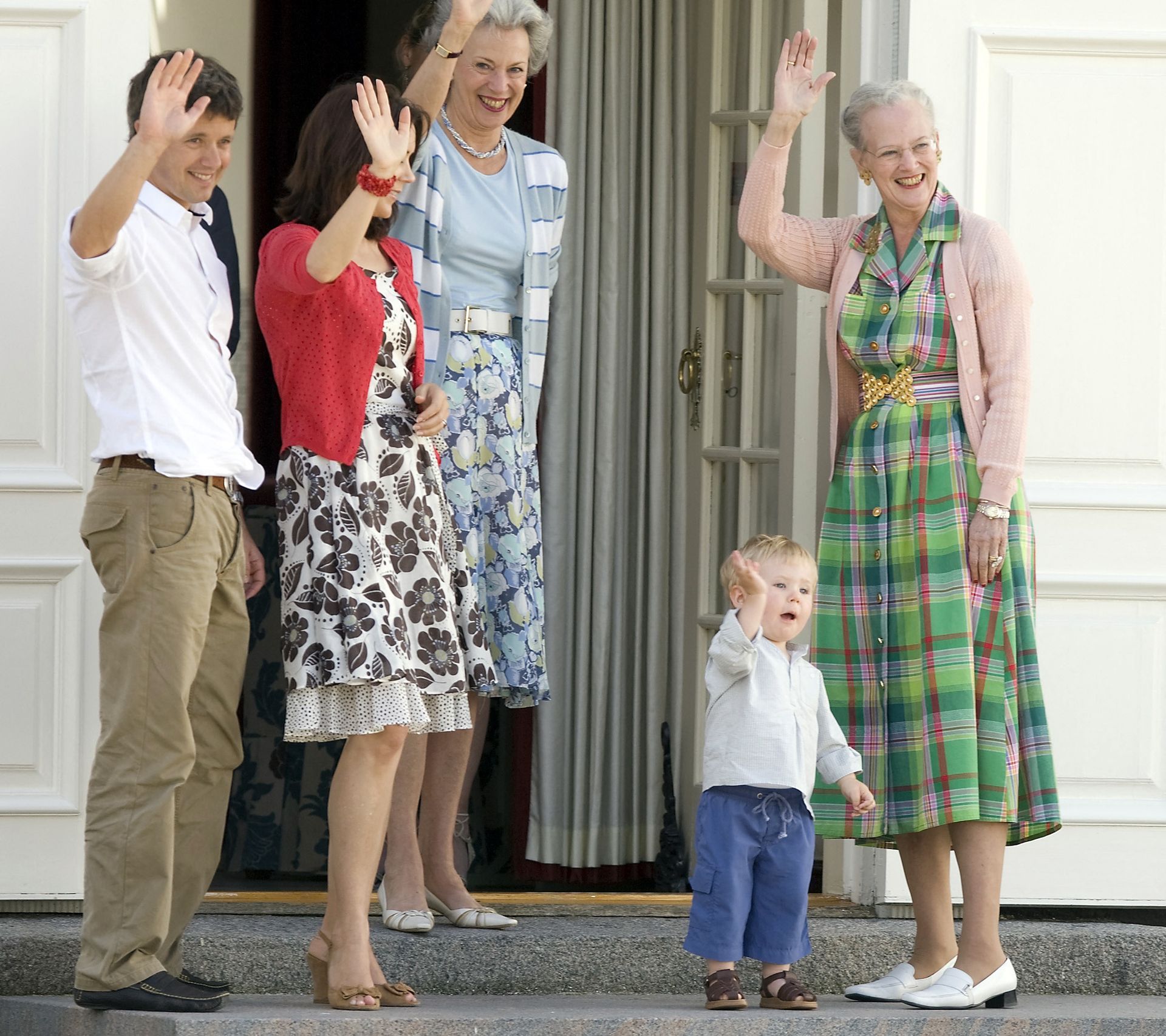 Prins Christian en zijn familie zwaaien naar de pers aan het begin van de vakantie op hun