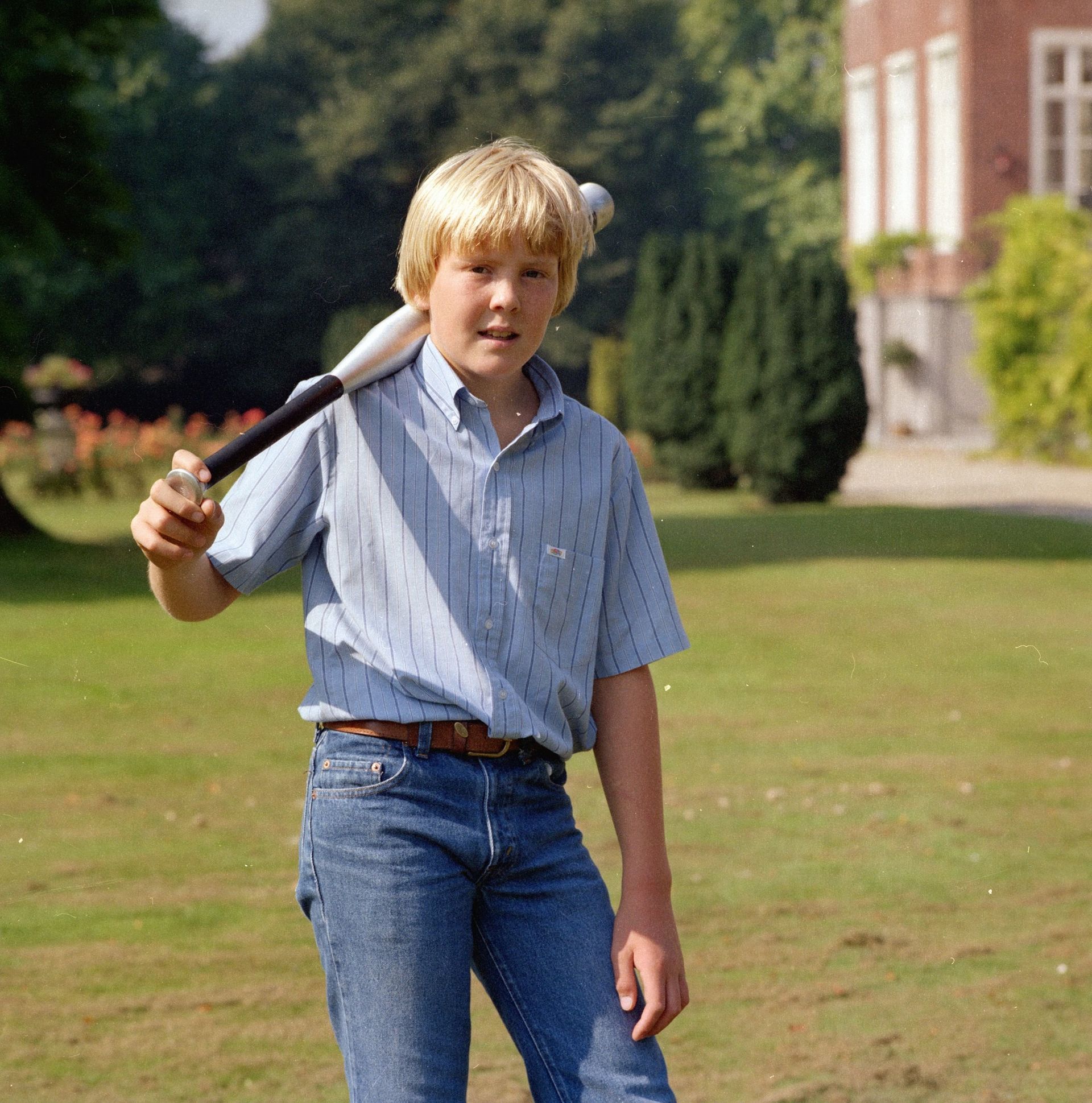 1981: het koninklijk gezin heeft zijn intrek genomen op Paleis Huis ten Bosch. De 14-jarige Willem-Alexander speelt een potje honkbal in de tuin.