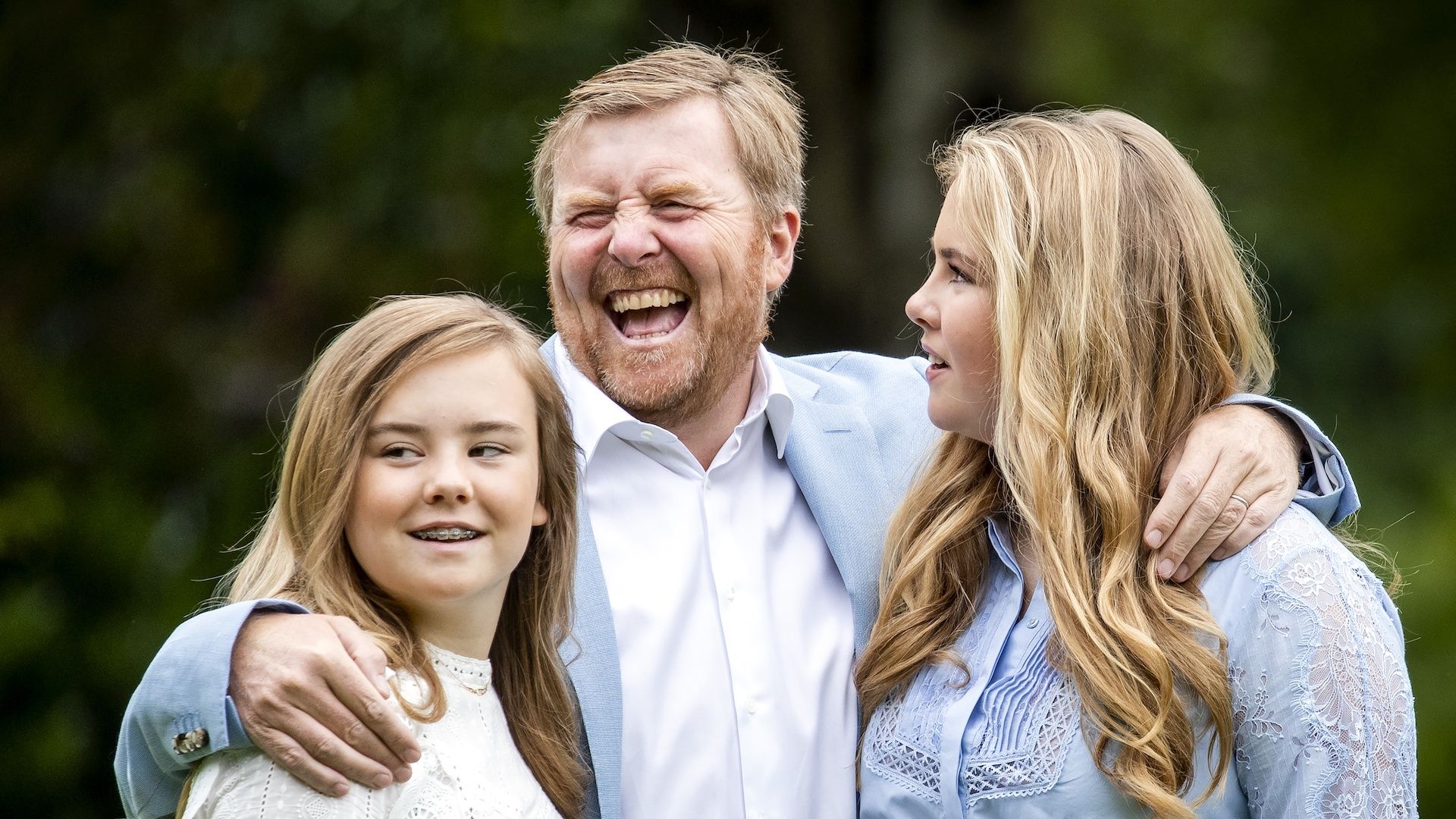 Lachende_koning_Willem-Alexander_met_dochters_Ariane_en_Amalia