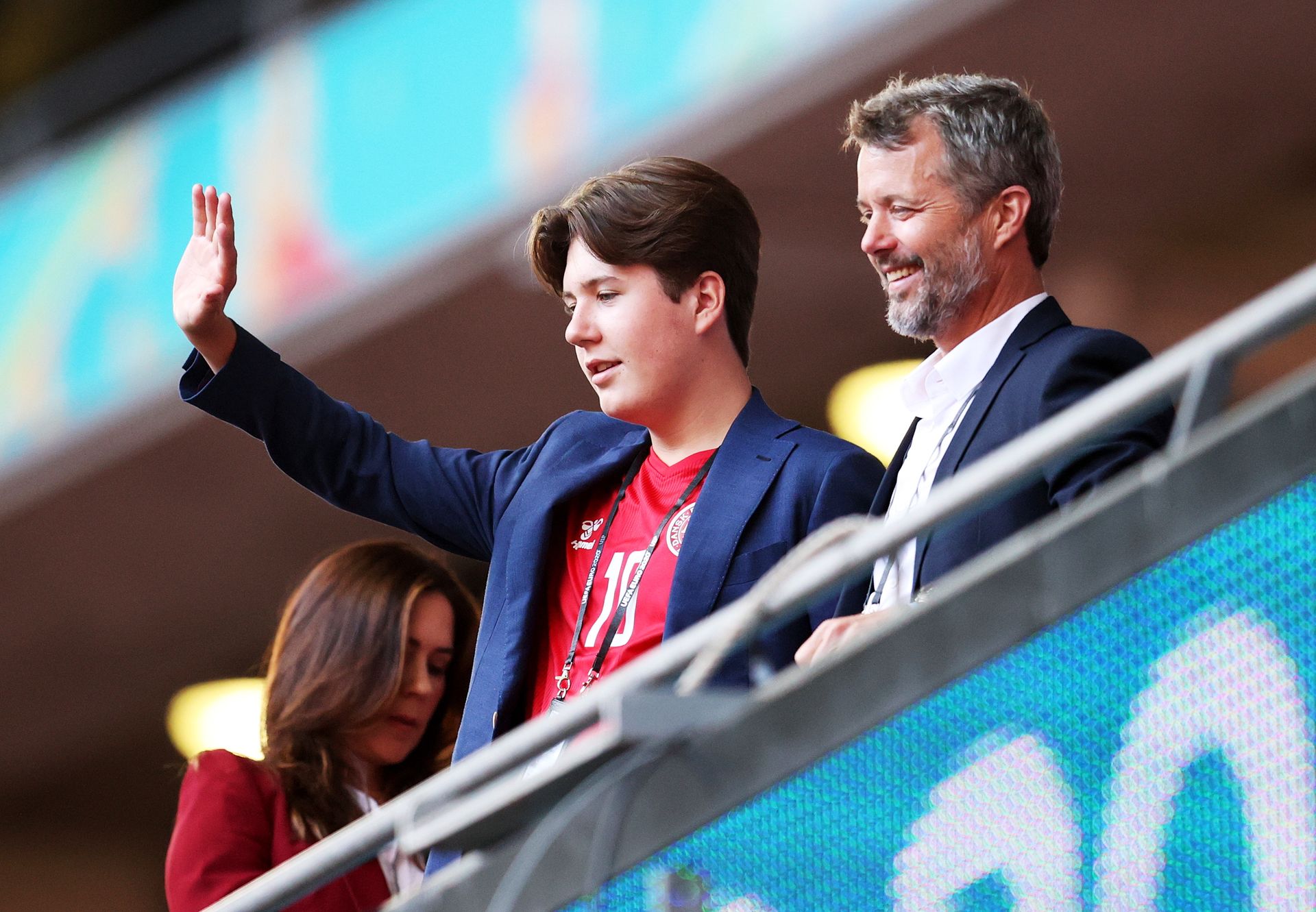 Prins Christian woont samen met zijn ouders de halve finale tussen Denemarken en Engeland bij in het