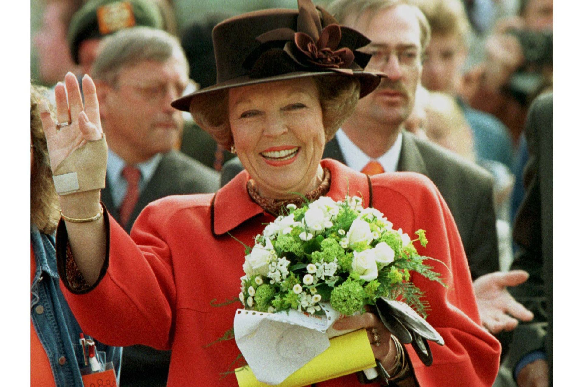 Koninginnedag 1996 in Sint-Maartensdijk en Bergen op Zoom. Blijkbaar had de koningin haar hand hier
