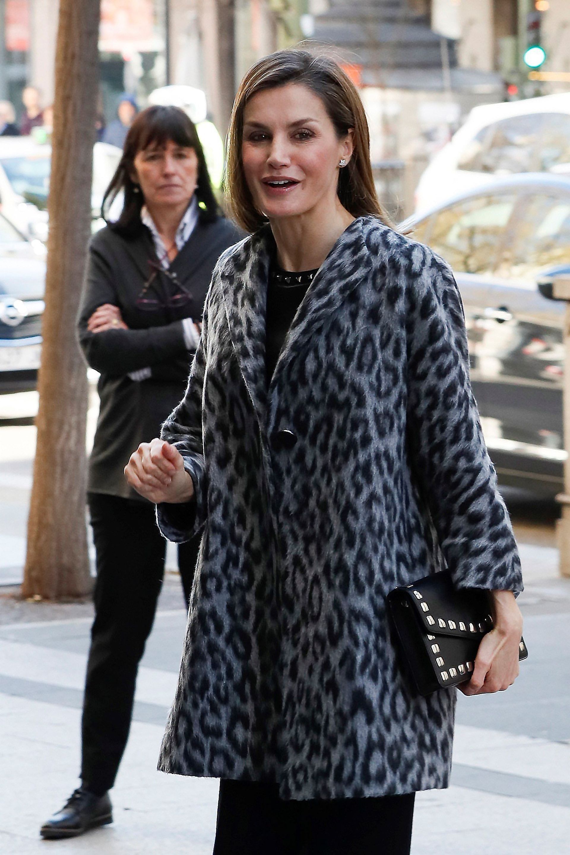 Koningin Letizia van Spanje trok een grijze jas met luipaardprint uit de kast voor een vergadering