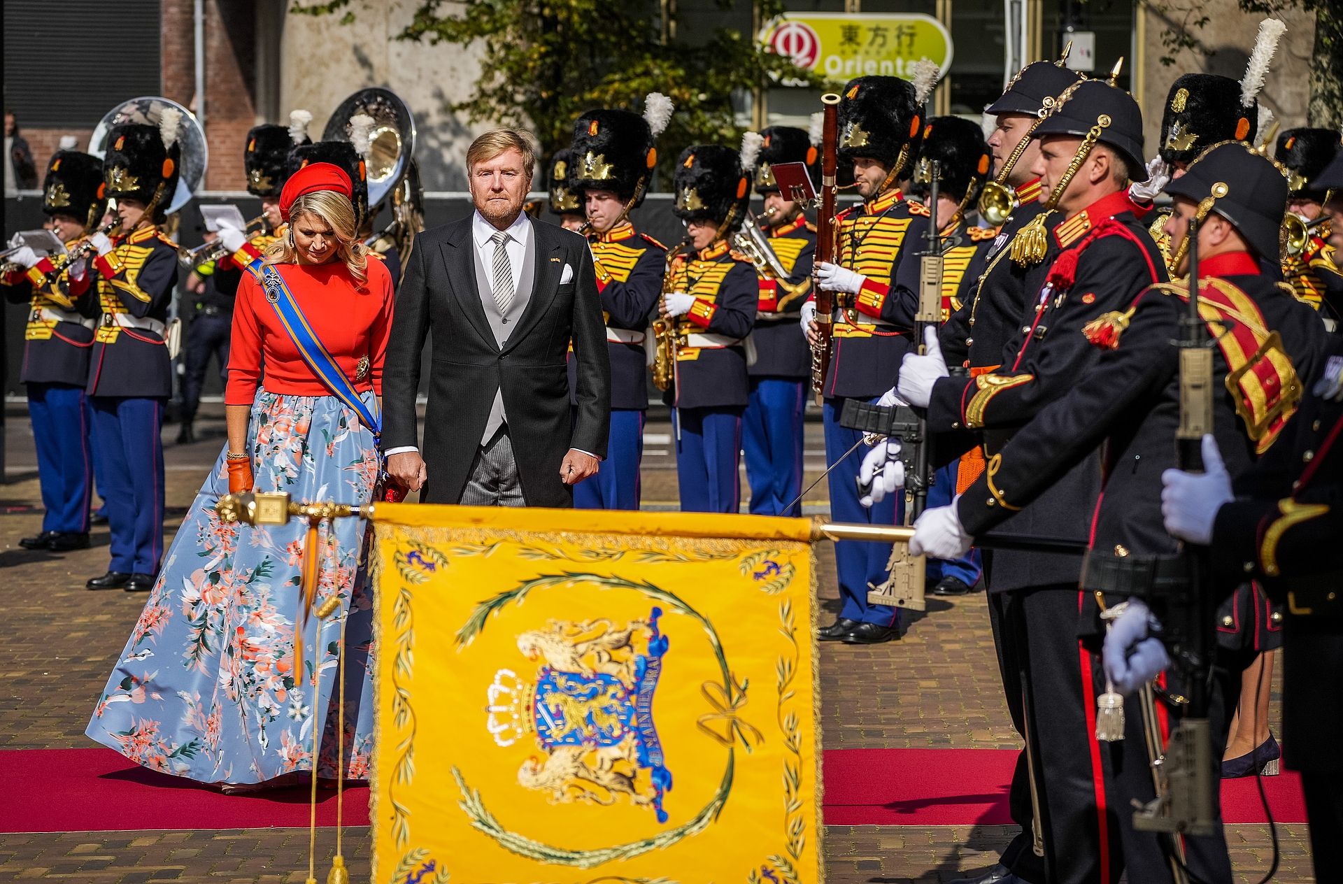Het koningspaar komt aan bij de Grote Kerk in Den Haag.