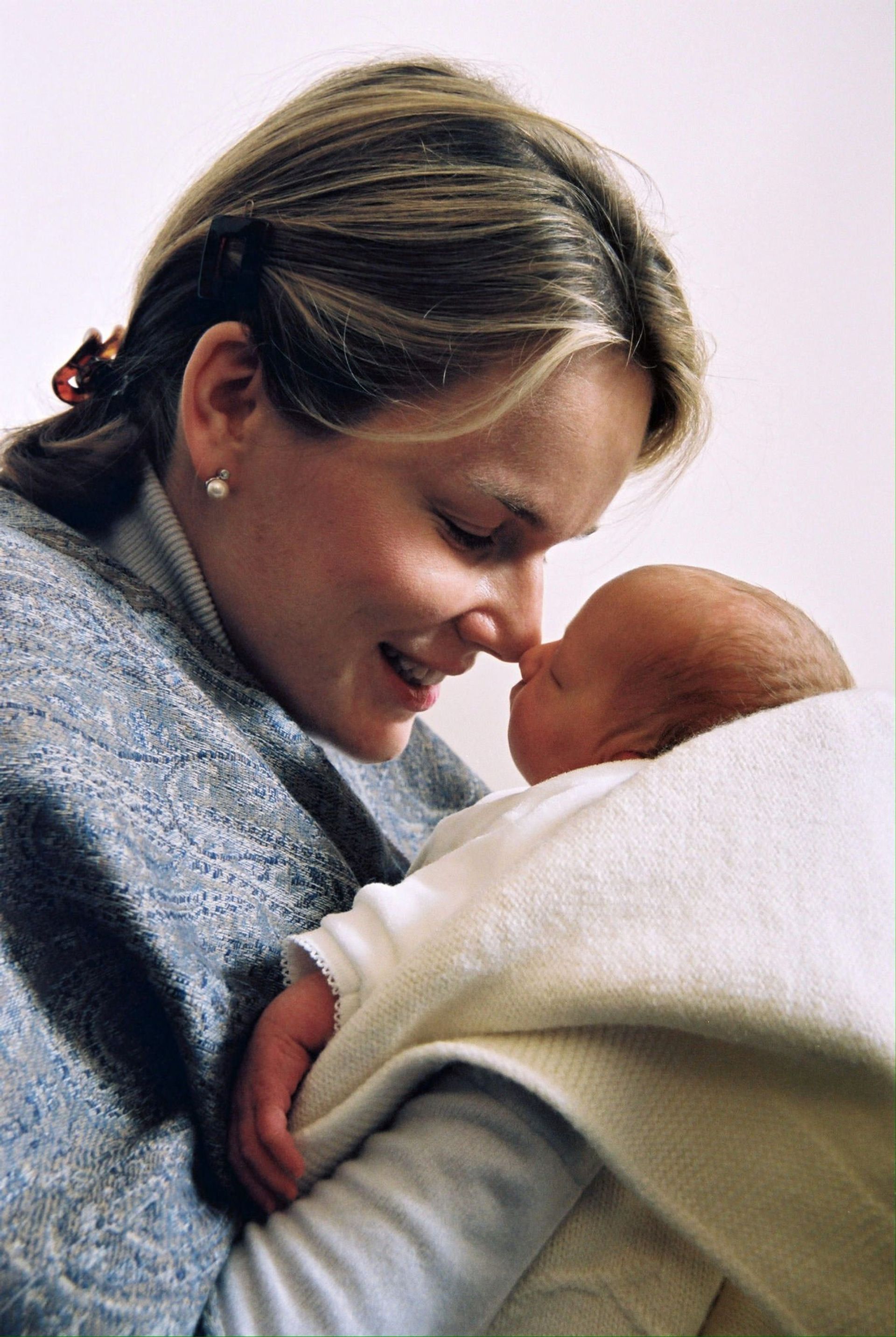 Een lieve foto van trotse moeder Mathilde en de pasgeboren Elisabeth.
