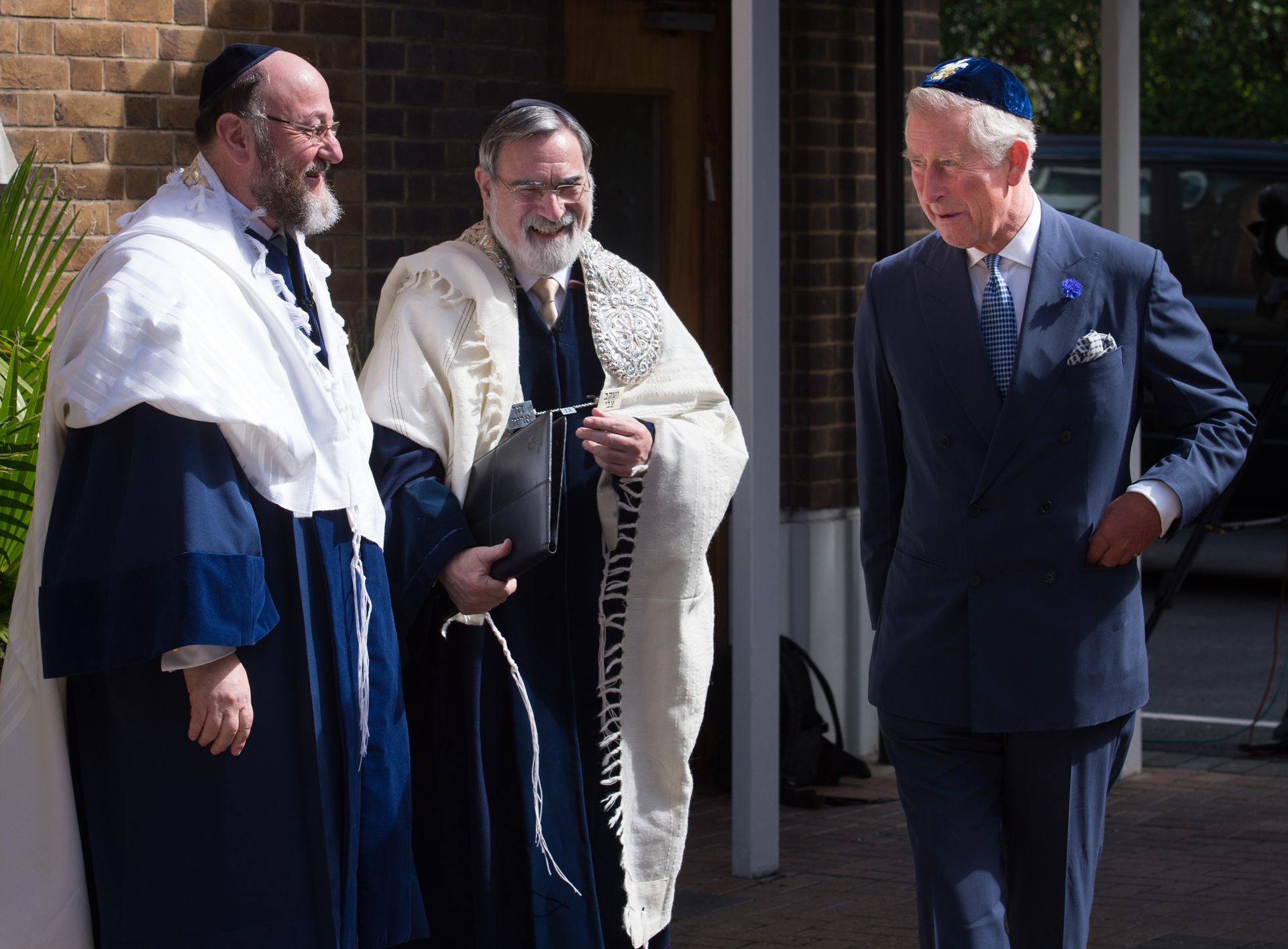 Prins Charles (rechts) met Jonathan Sacks (midden) in 2013 met de opvolger van Sacks, rabbij Ephraim