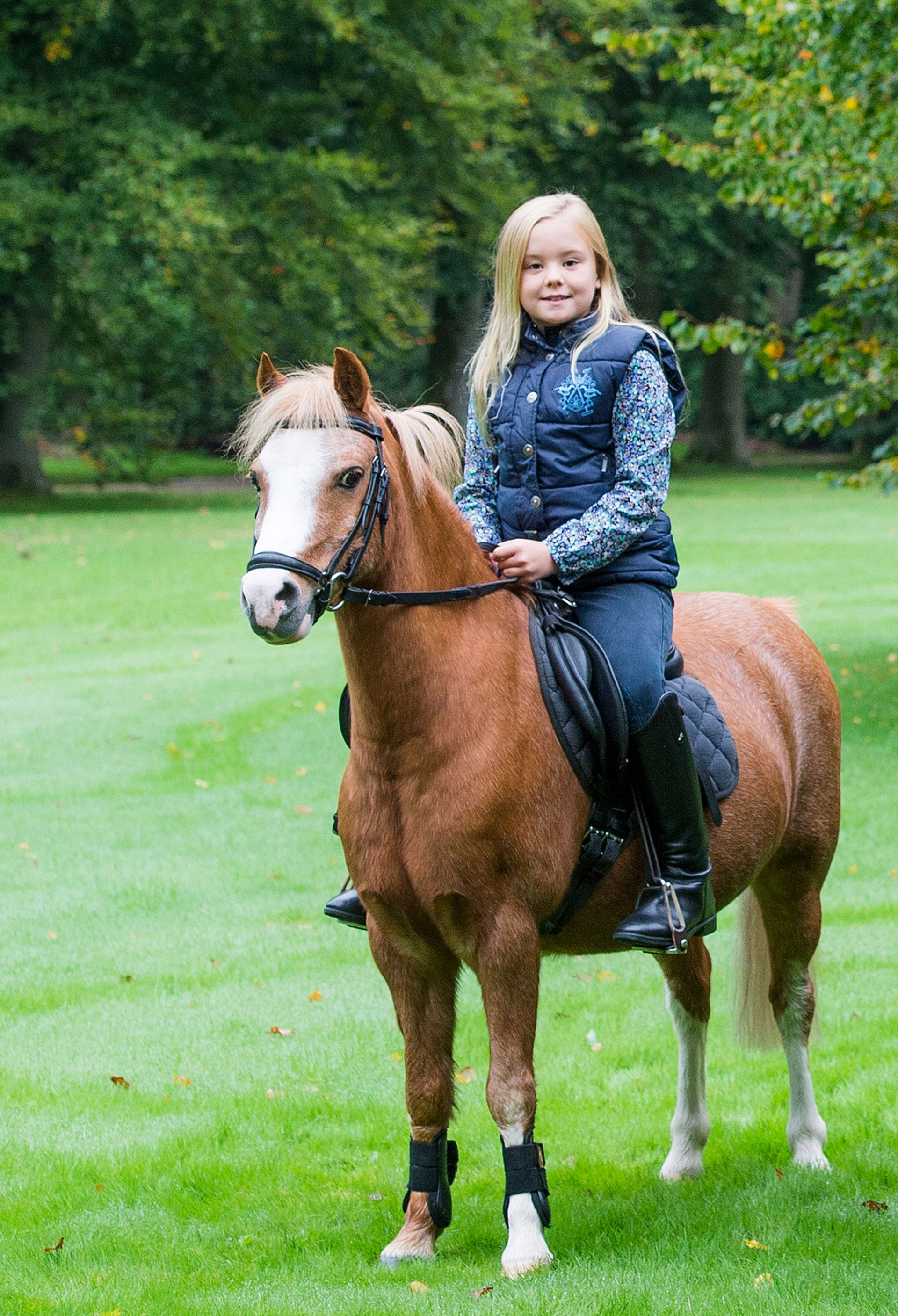 Ariane poseert op haar paard Fredje voorafgaand aan een buitenrit in de omgeving van Apeldoorn,