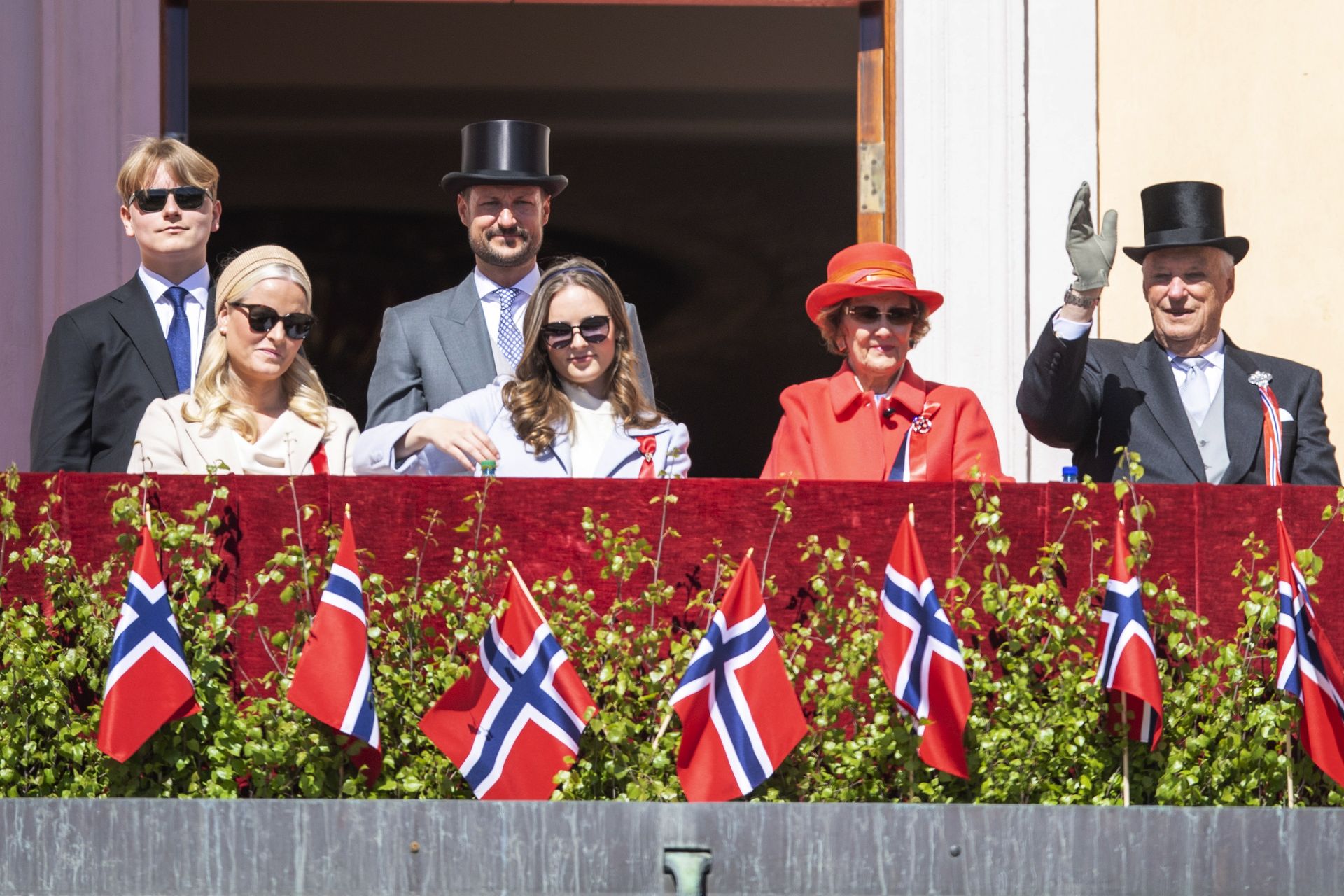Noorse_koninklijke_familie_balkonscene_feestdag