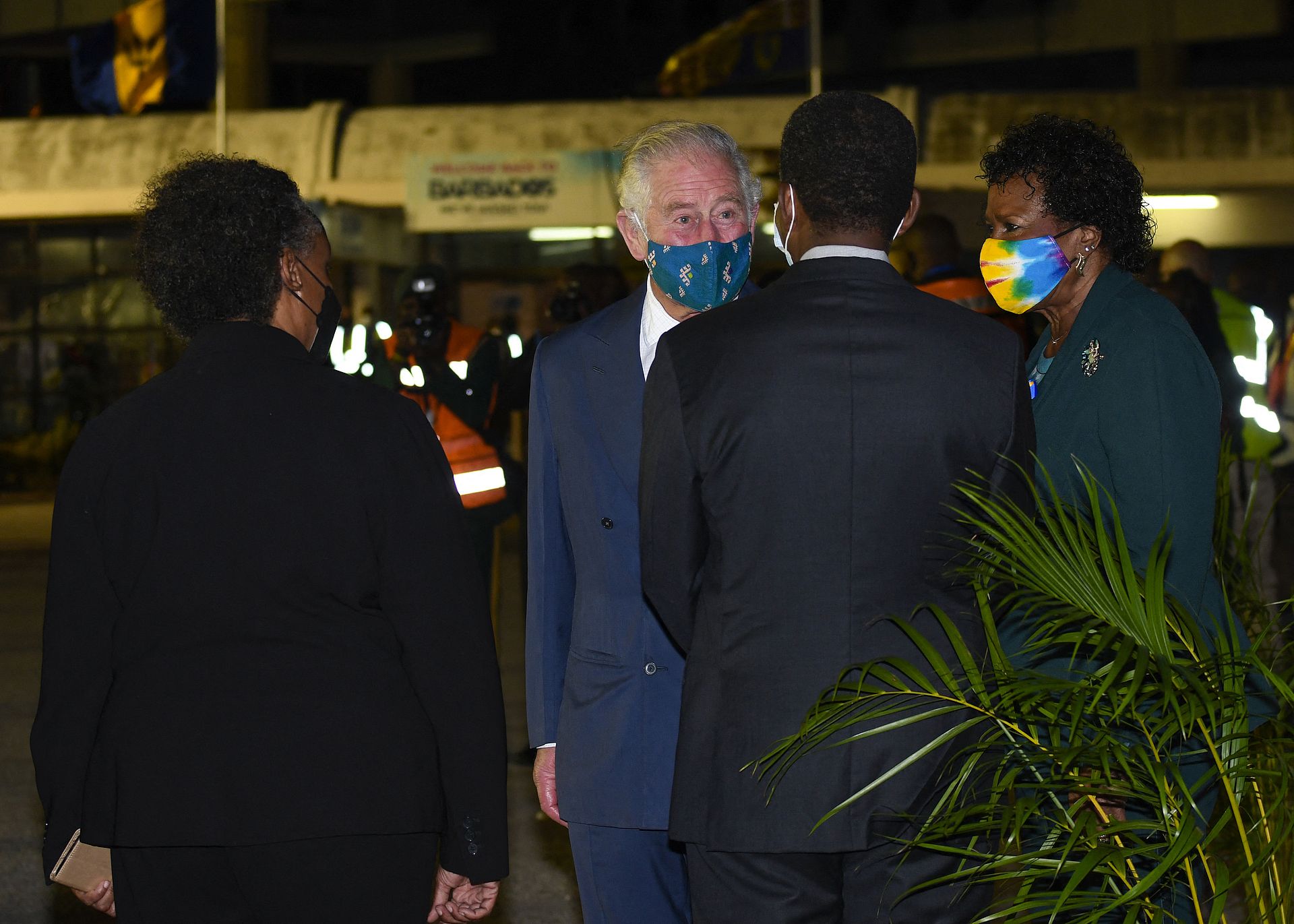 Prins Charles bij de aankomst op Barbados.