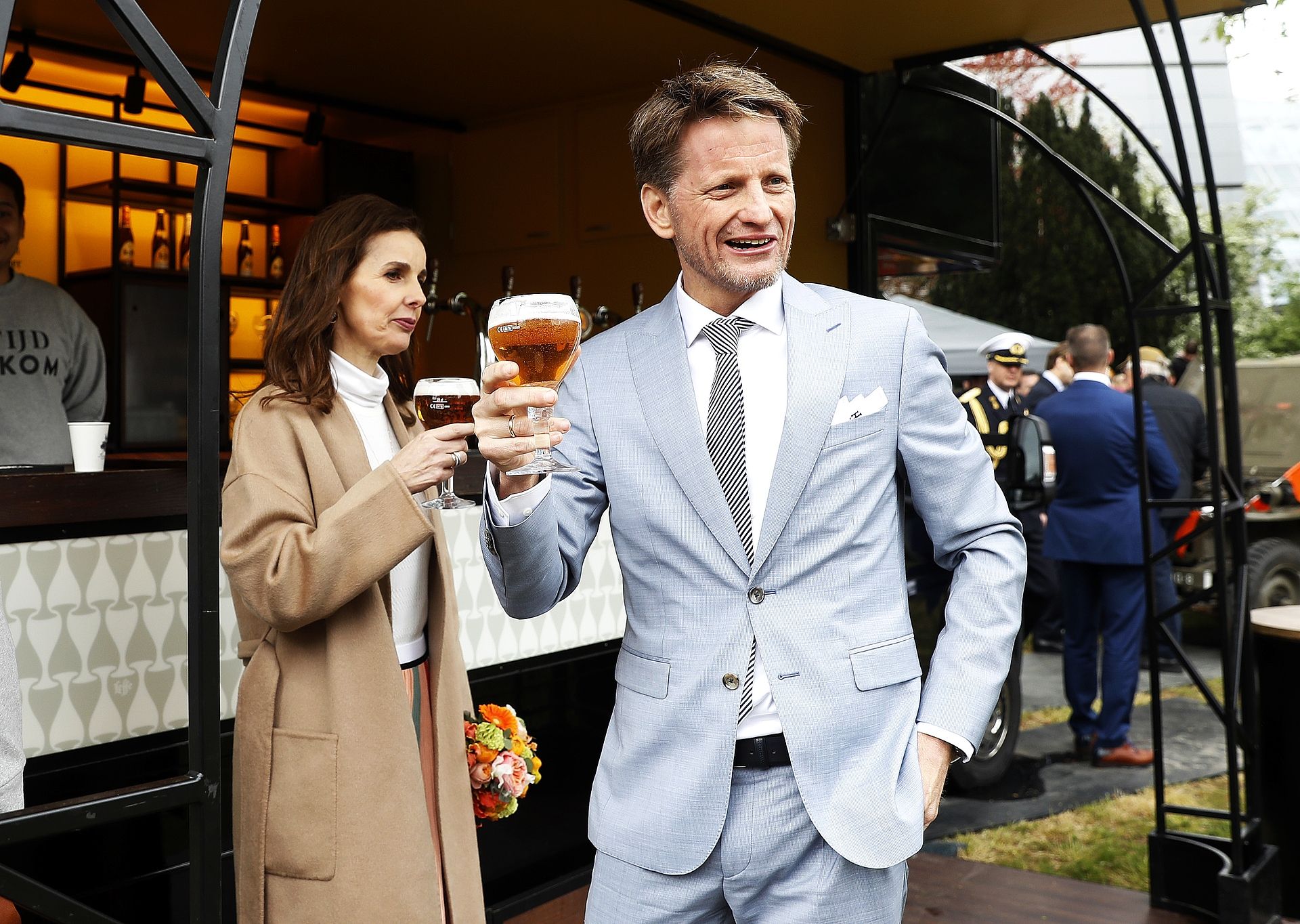 Pieter-Christiaan en Anita nemen een biertje op Koningsdag 2019 in Amersfoort.