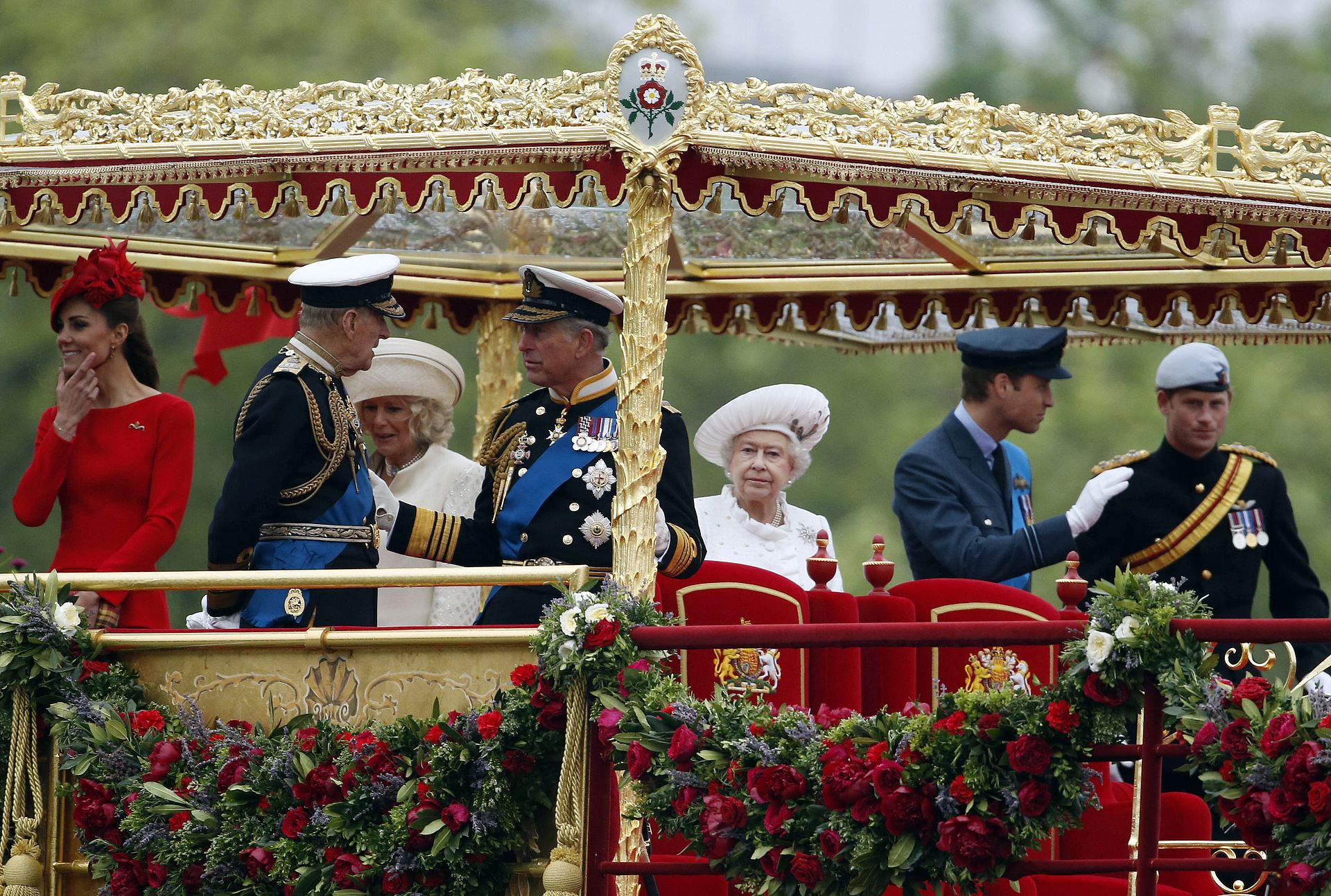Leden van de koninklijke familie tijdens de rondvaarttocht over de Thames in 2012, tijdens de