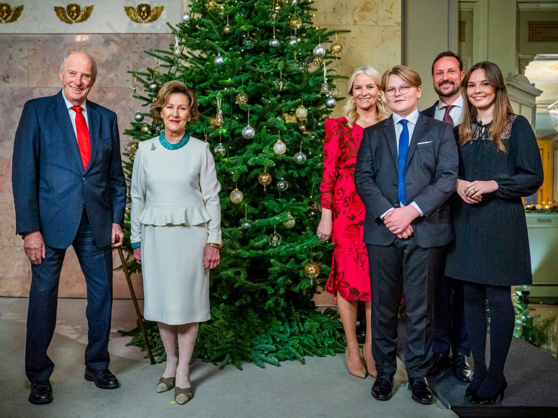 Koning Harald, koningin Sonja en het gezin van hun zoon kroonprins Haakon in de onlangs gedeelde