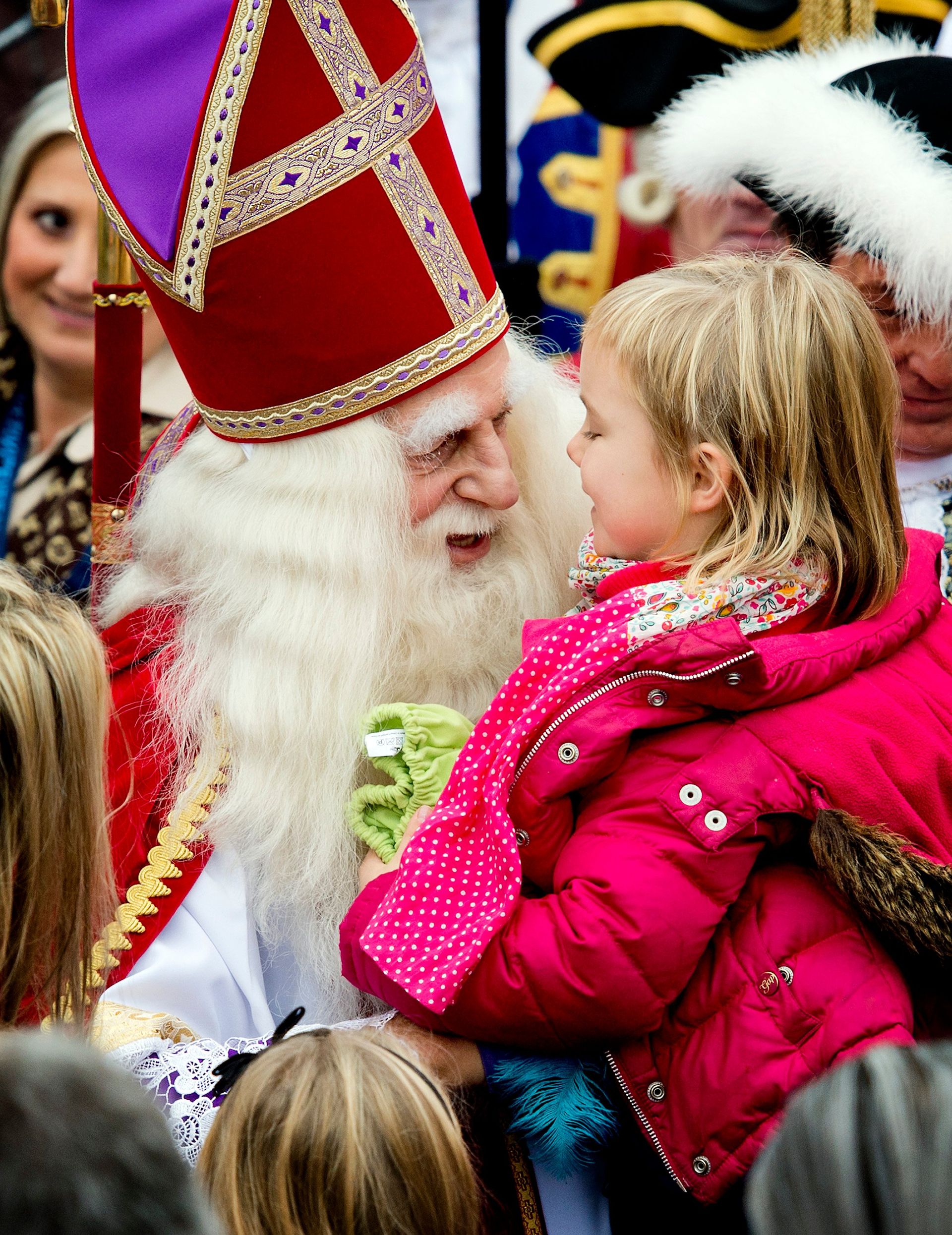 Prinses Ariane op de arm van Sinterklaas.