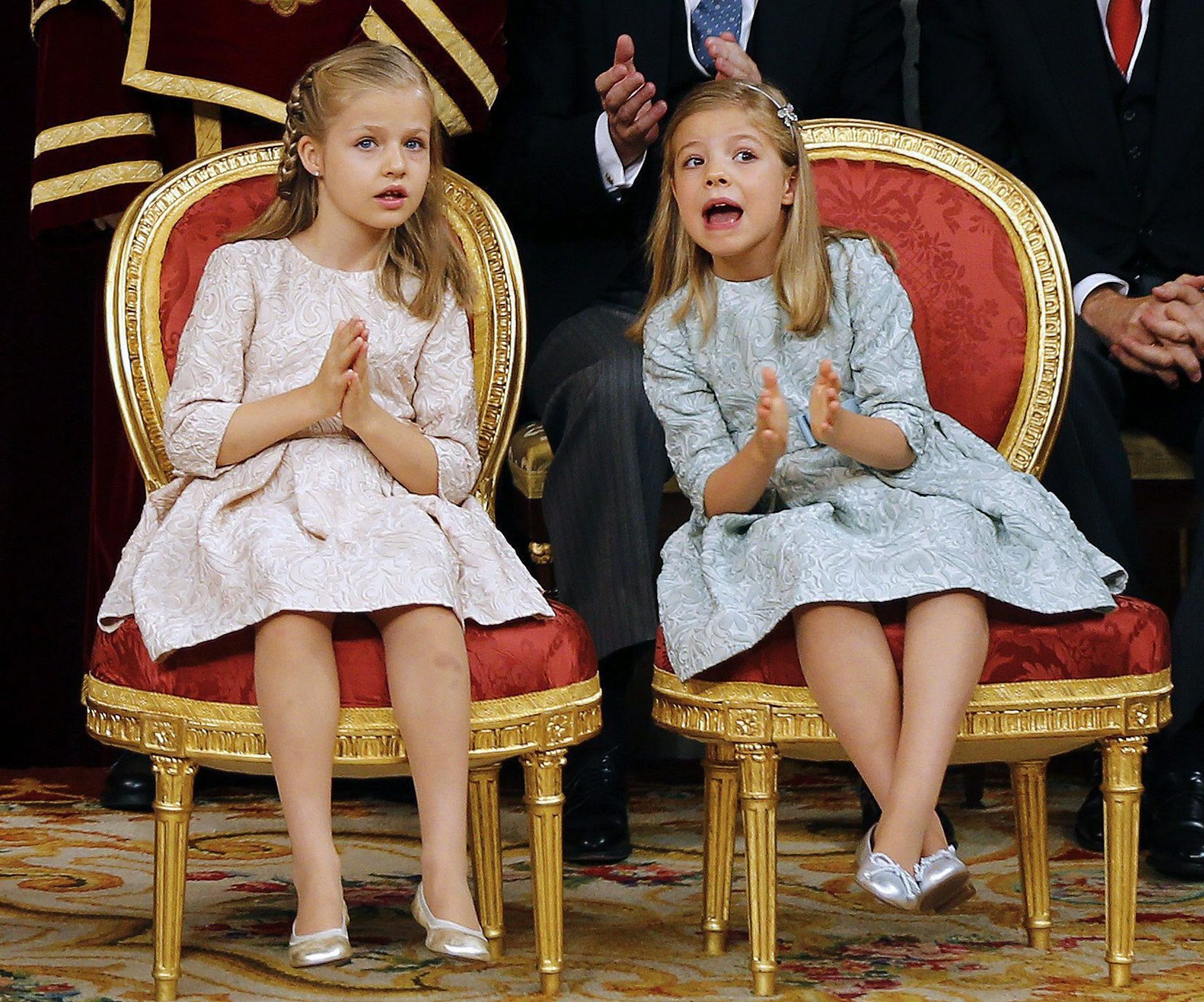 Sofía en haar zus Leonor (links) tijdens de troonswisseling op 19 juni 2014.
