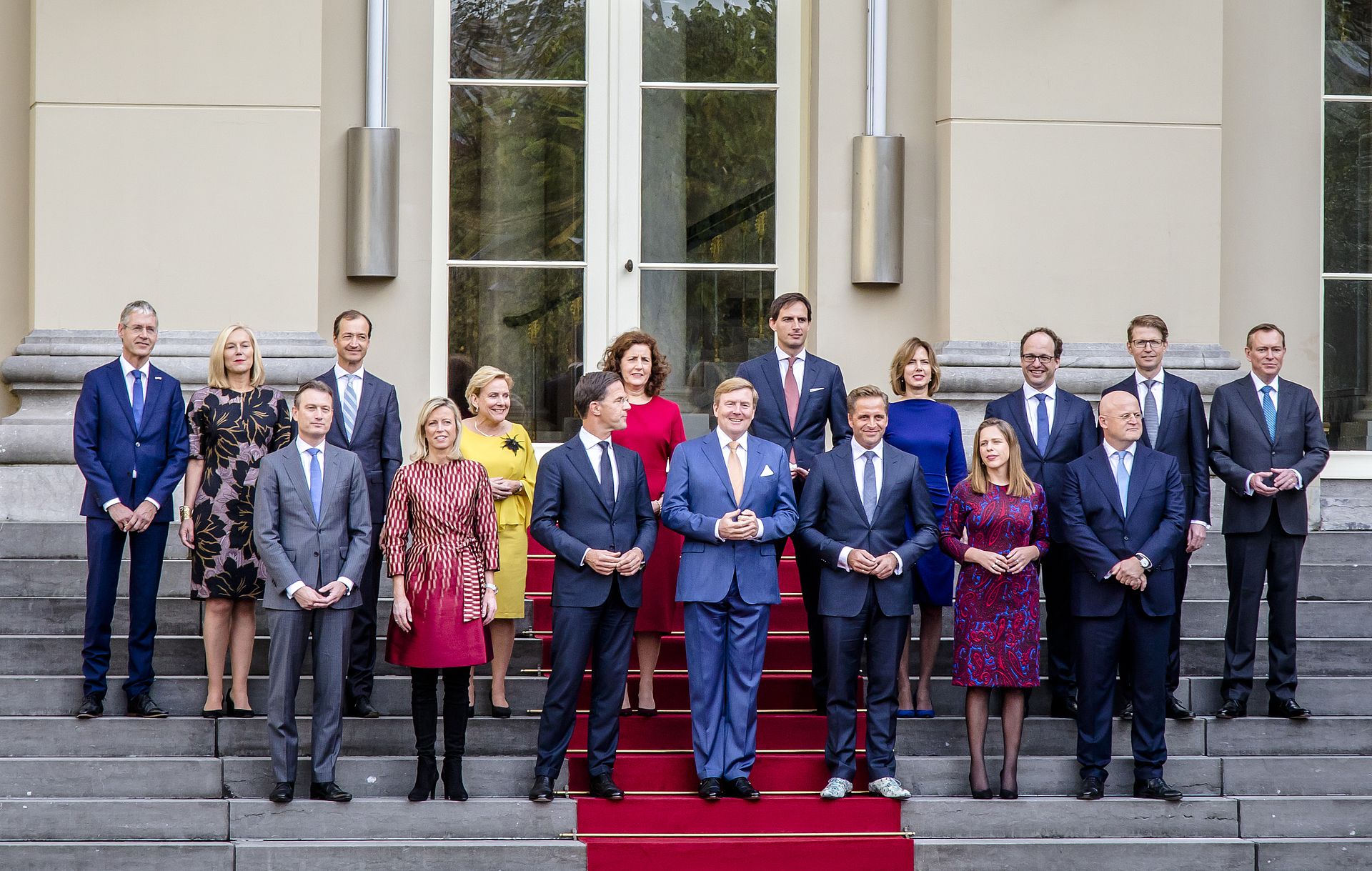 26 Oktober 2017: Kabinet Rutte III op het bordes van Paleis Noordeinde met koning Willem-Alexander.