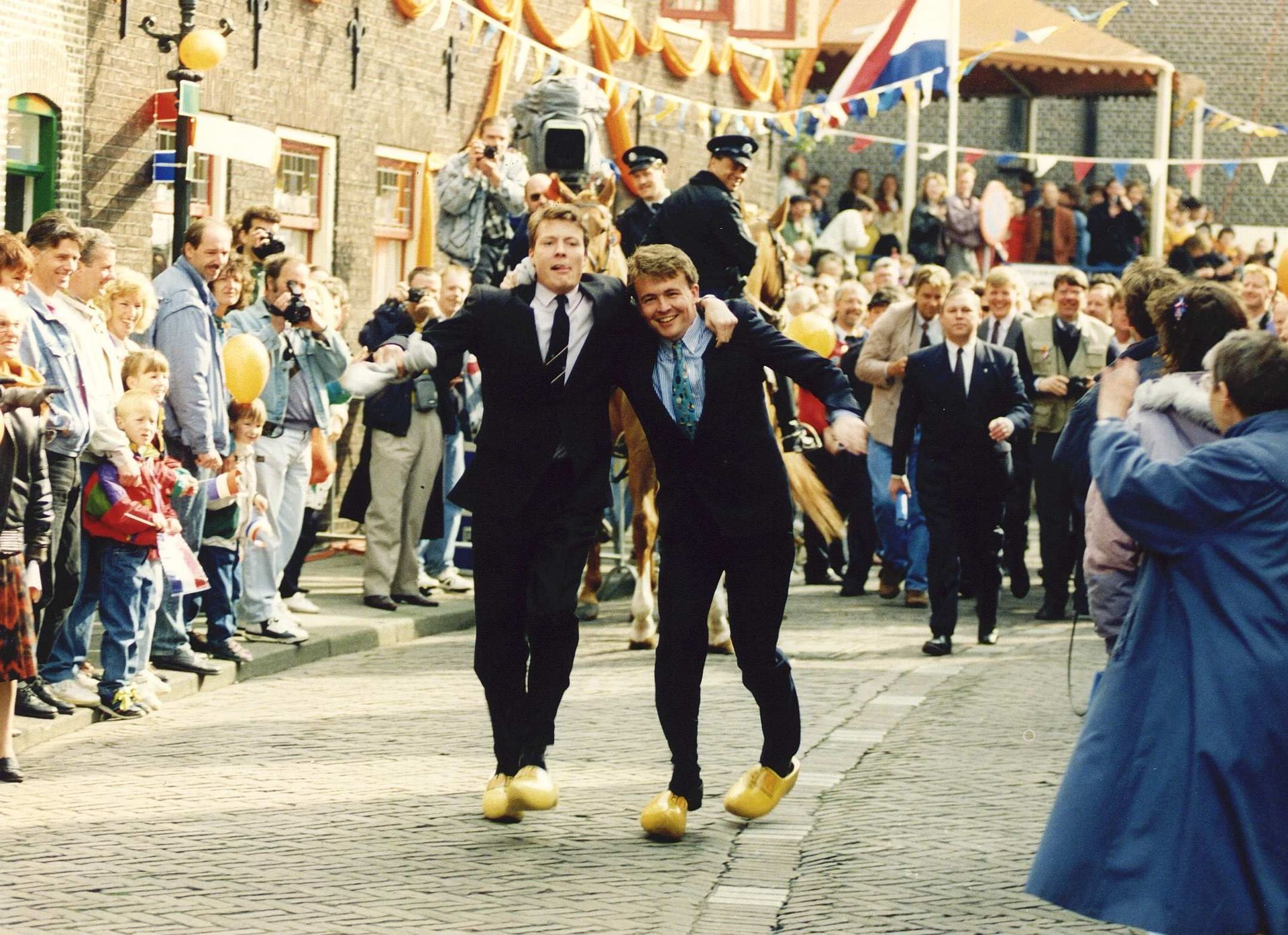 Koninginnedag 1992: de prinsen Constantijn en Friso op klompen door de straten van Overschie.