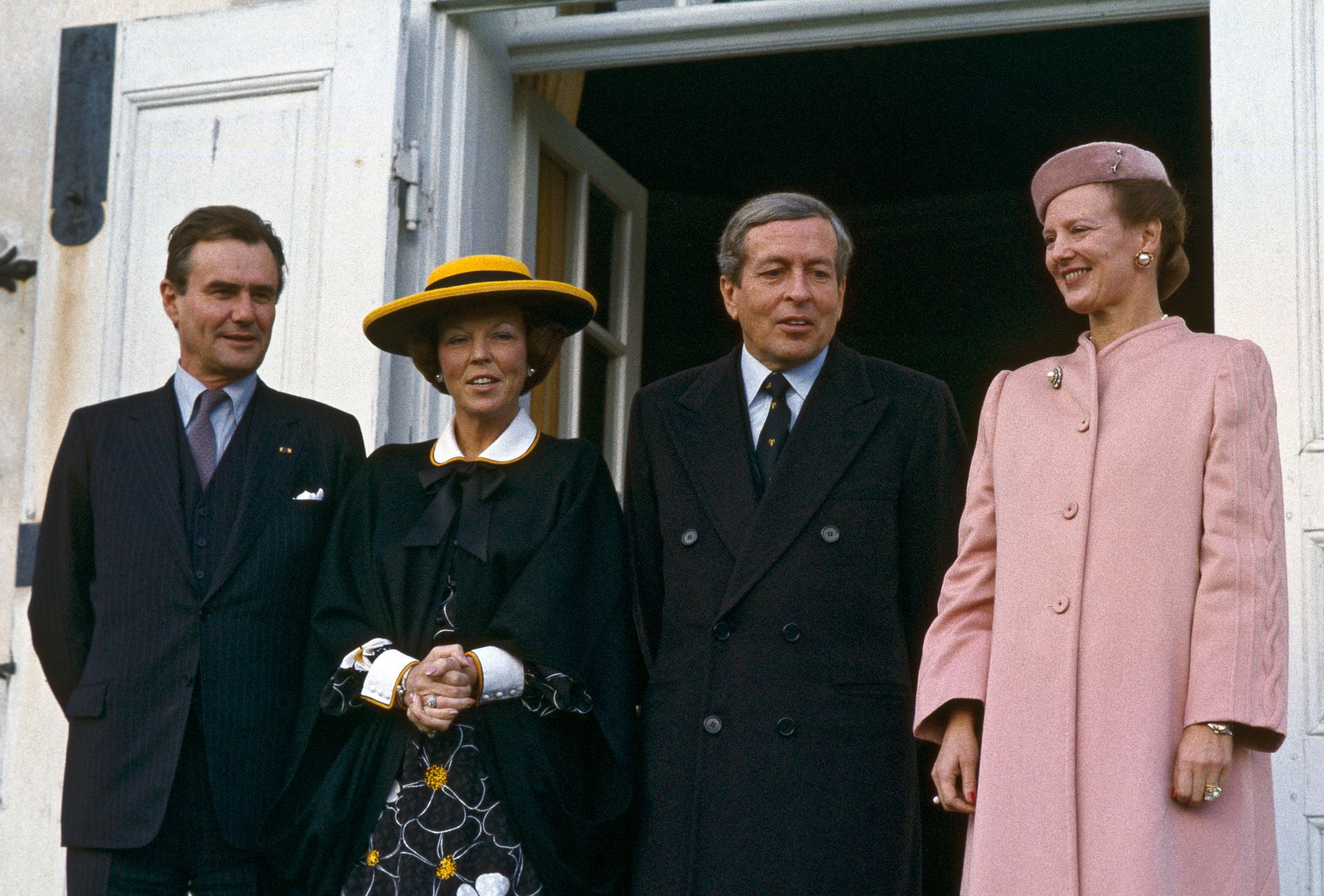 1984: koningin Beatrix en prins Claus worden ontvangen door prins Henrik en koningin Margrethe.