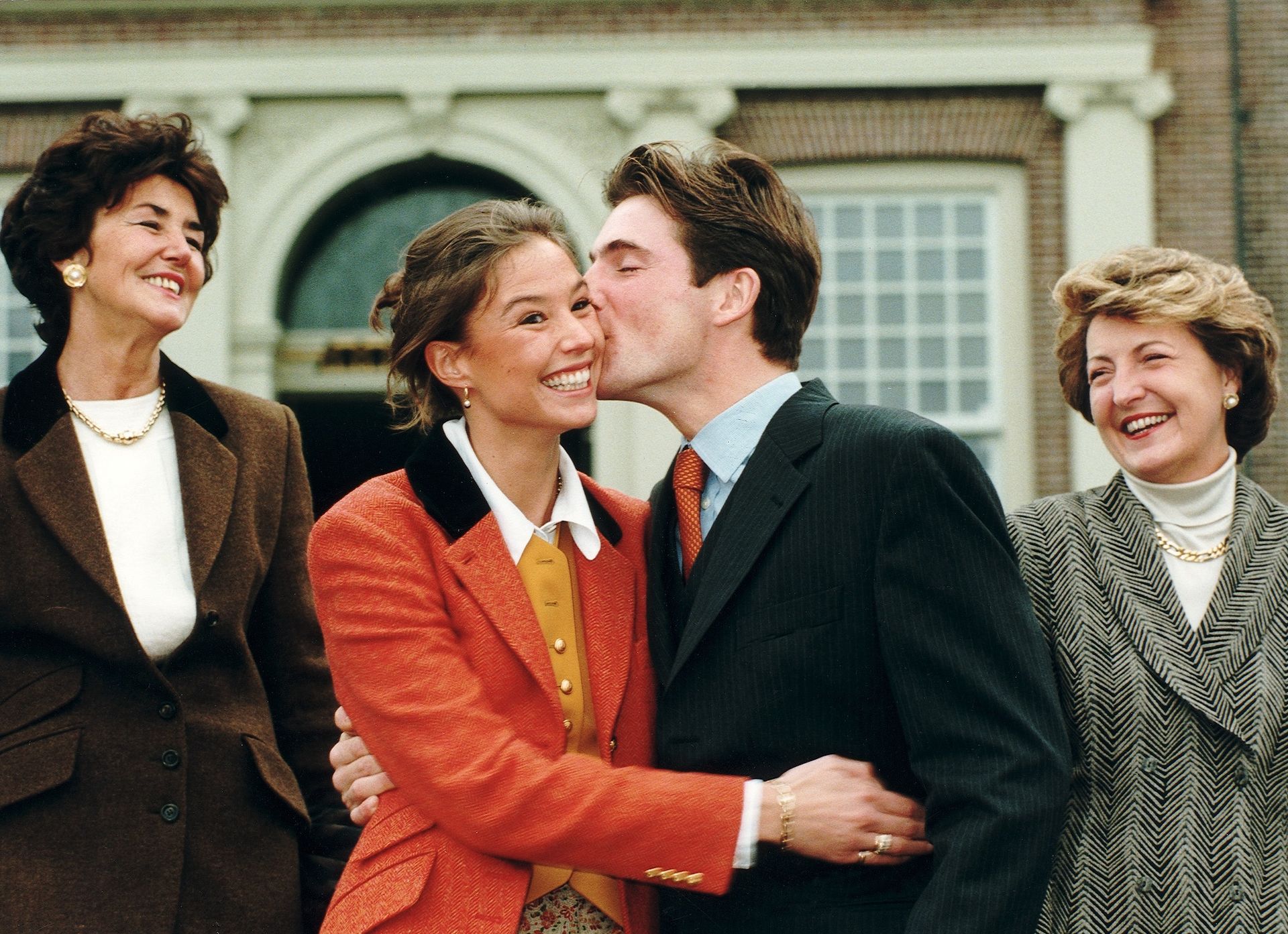Het verloofde paar voor Paleis Het Loo... met twee blije moeders, 29 november 1997.