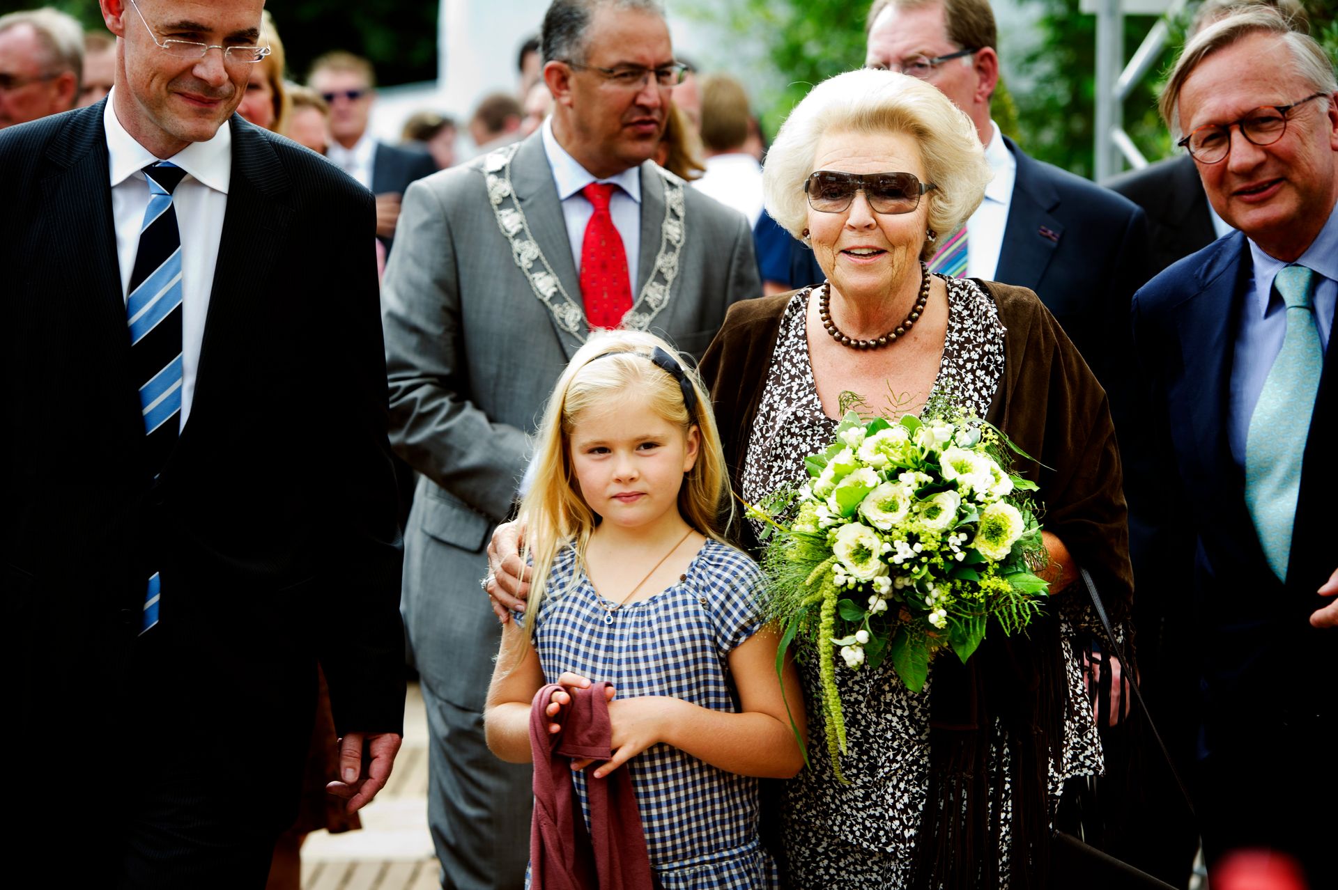 Omdat prinses Beatrix in 2011 net aan haar oog geopereerd was, had haar zonnebril een extra handige