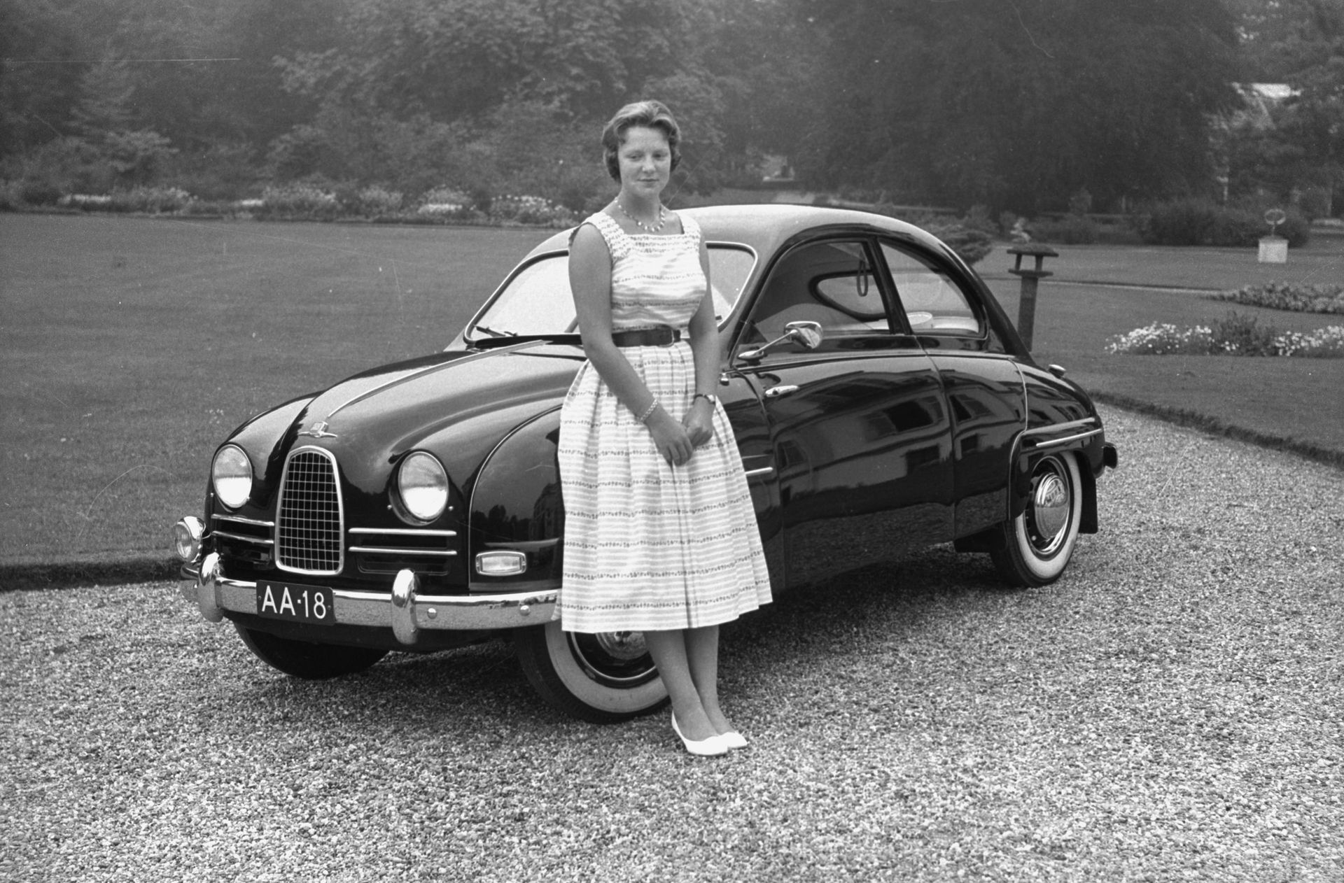 Deze foto van Irene wordt gemaakt in de zomer van 1957. De 17-jarige prinses poseert voor een auto