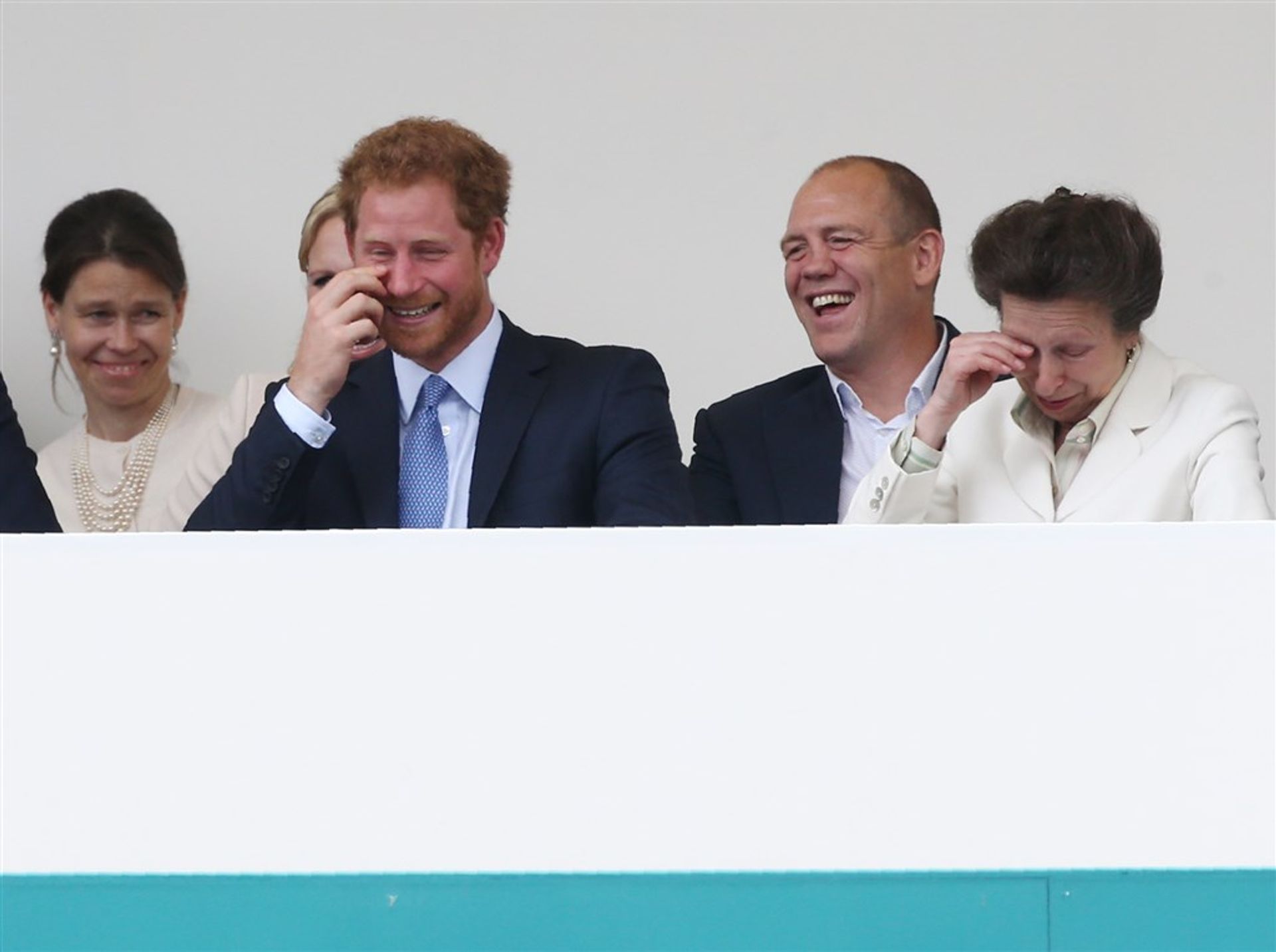 Prins Harry, Mike Tindall en prinses Anne lachen in 2016 tranen met tuiten bij de Patron's Lunch,