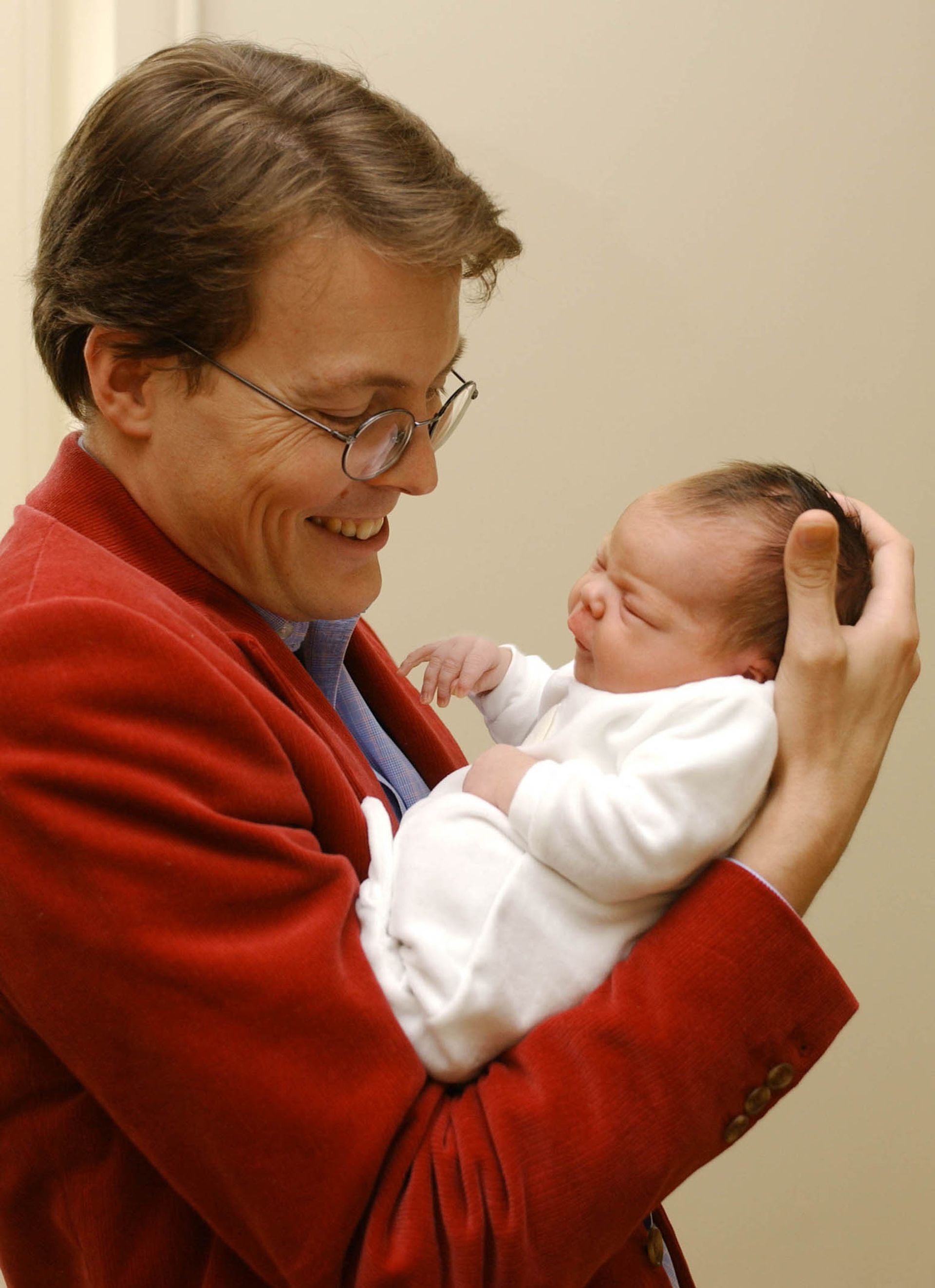 Een trotse vader met zijn eerste kind, dochter Eloise (juni 2002).