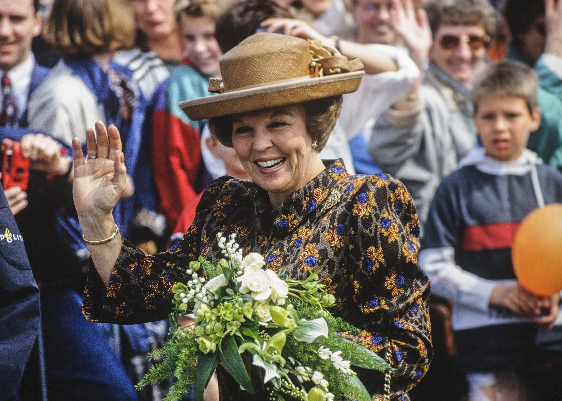 Koninginnedag 1994 in het Flevolandse Emmeloord en Urk. Beatrix genoot hier van een gerookte paling.
