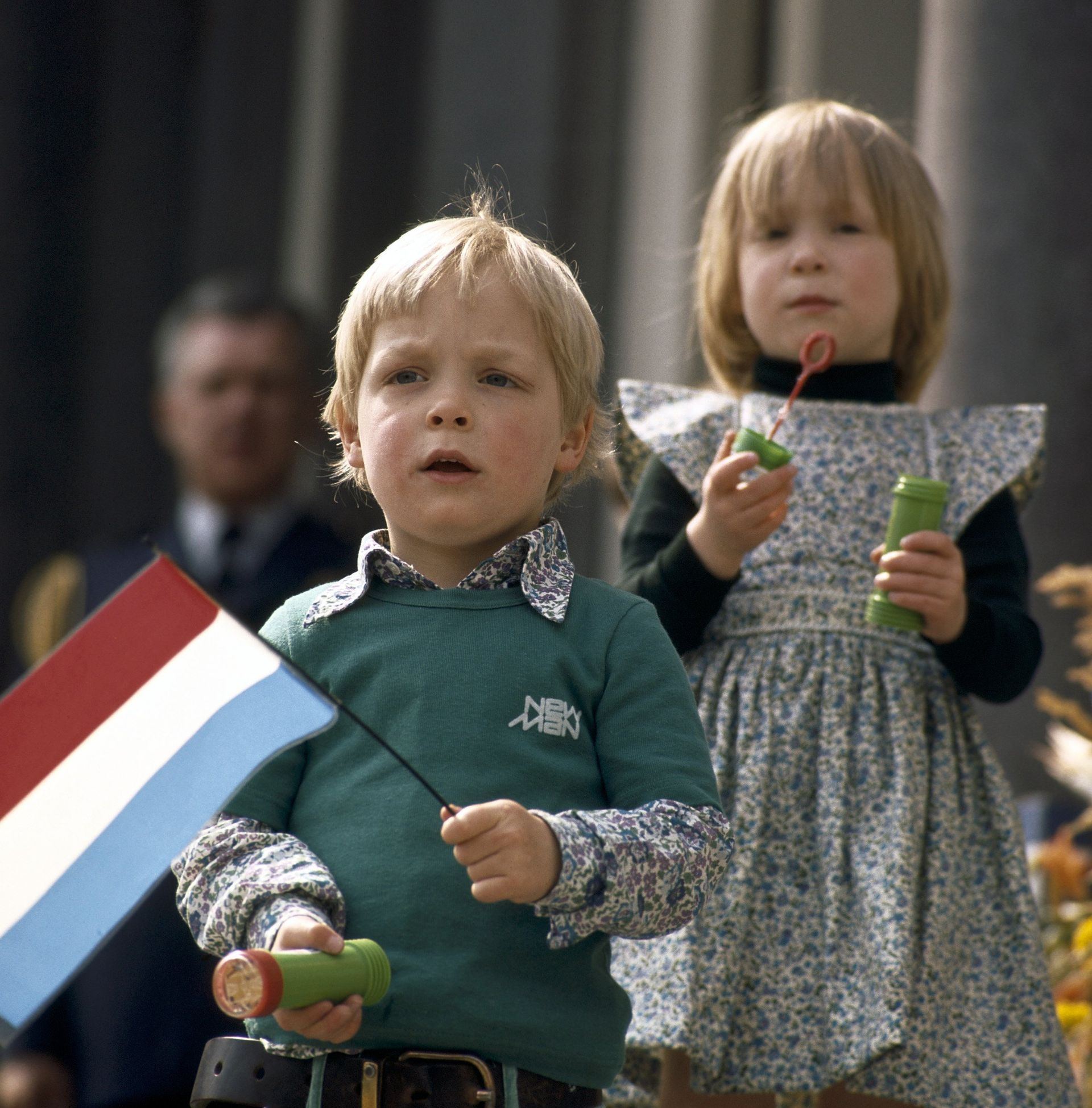 Prins Jaime en prinses Margarita op het bordes voor paleis Soestdijk (1977).