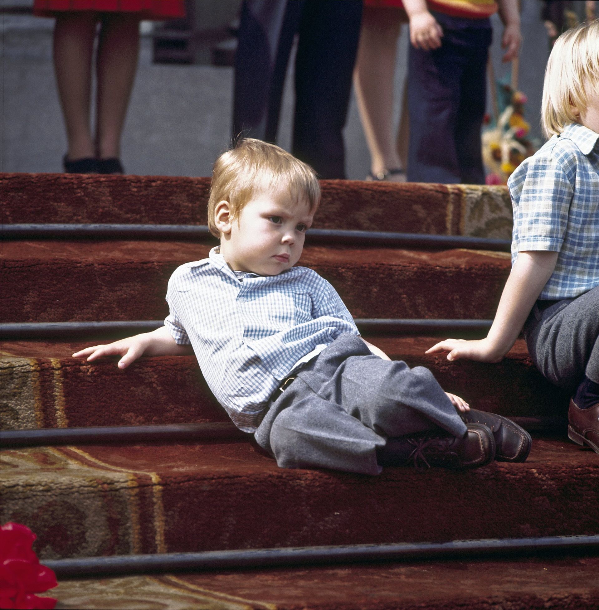 Prins Constantijn zit op het bordes van Paleis Soestdijk tijdens de viering van Koninginnedag.