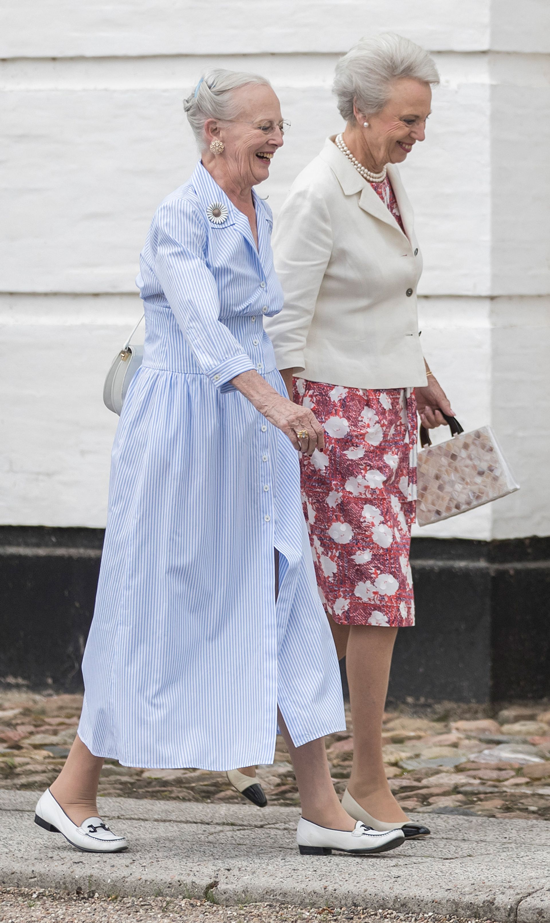 Koningin Margrethe en haar zus Benedikte op weg naar een kerkdienst in Gråsten, juli 2019.