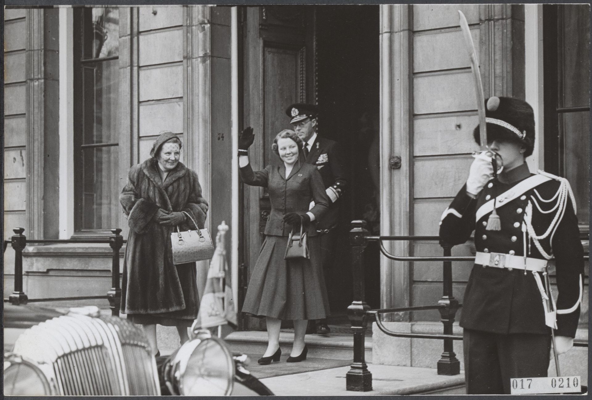 1956: koningin Juliana, prinses Beatrix en prins Bernhard bij paleis Lange Voorhout. Het gezelschap