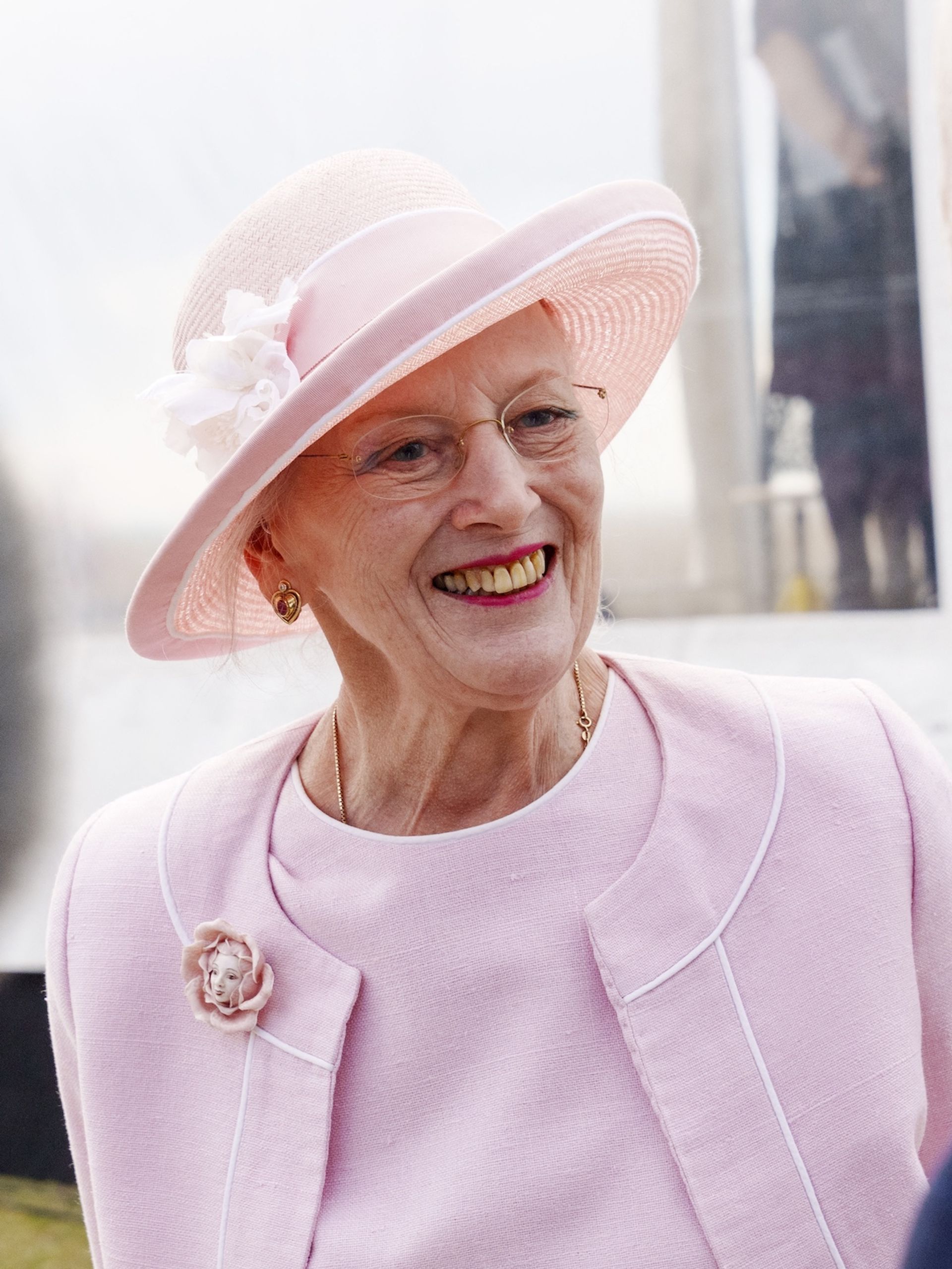 Koningin-Margrethe-roze-outfit