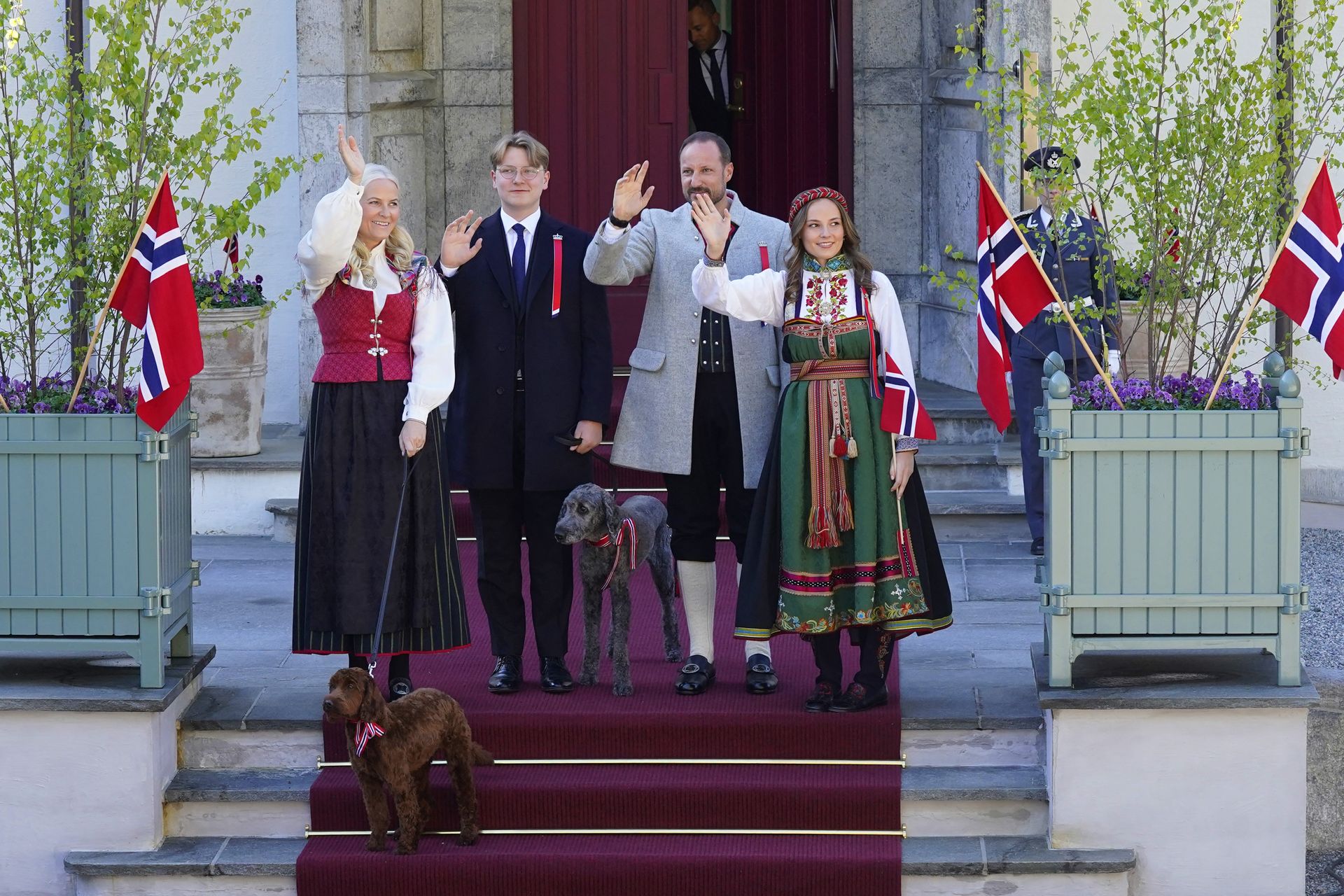 Kroonprinseslijk_gezin_Noorwegen_honden_feestdag