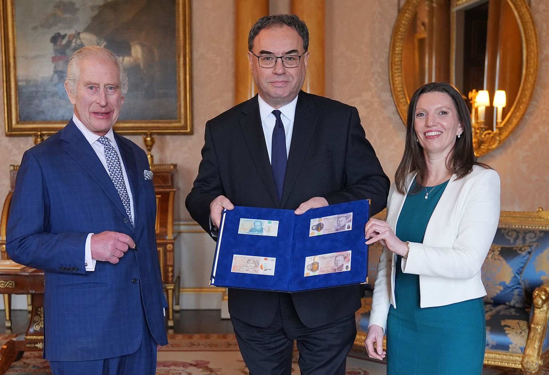 Koning Charles ontvangt de eerste biljetten met zijn portret uit handen van de gouverneur van de Bank of England.