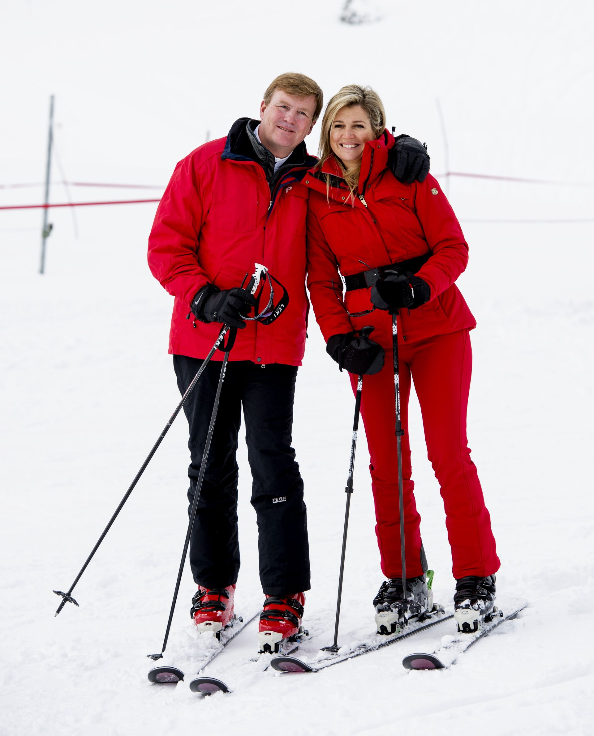 Willem-Alexander en Máxima op ski's in rode pakken